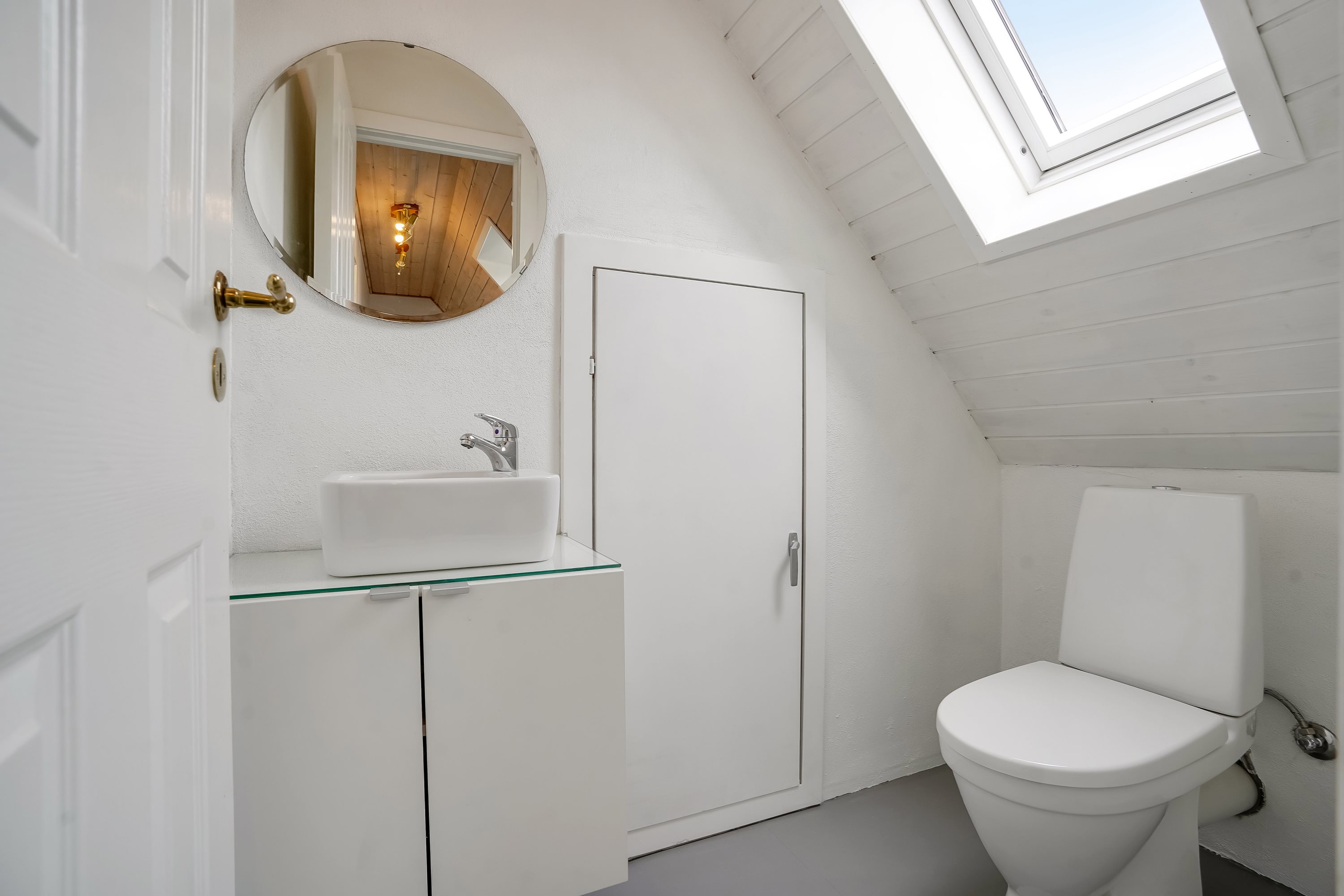 Fremhævet toilet billede i fuldskærmstilstand. Billede af Sydtoften 1, 7160 Tørring