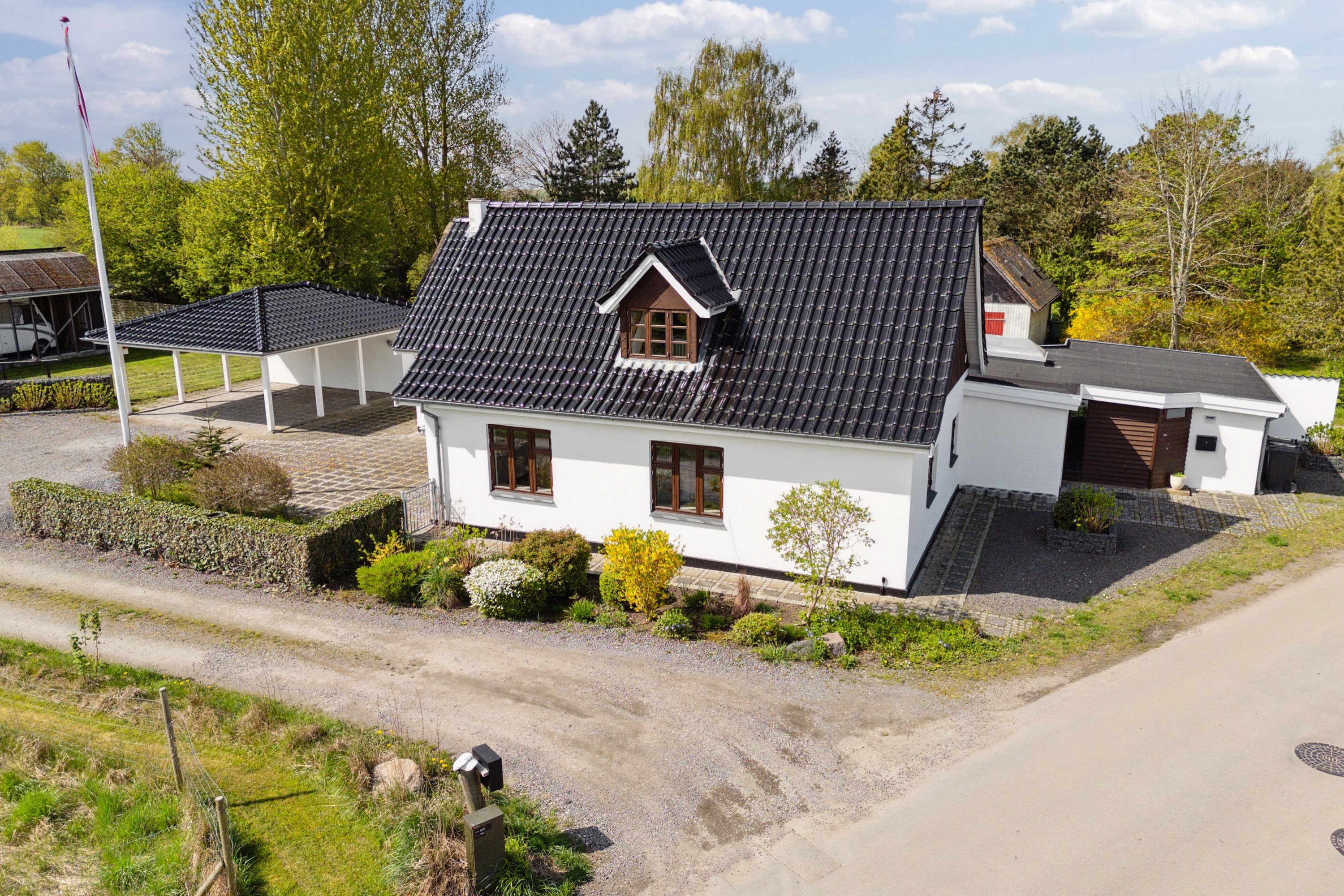 Miniaturebillede 2: set fra vejen. Billede af Landervejen 11, Reersø Str, 4281 Gørlev