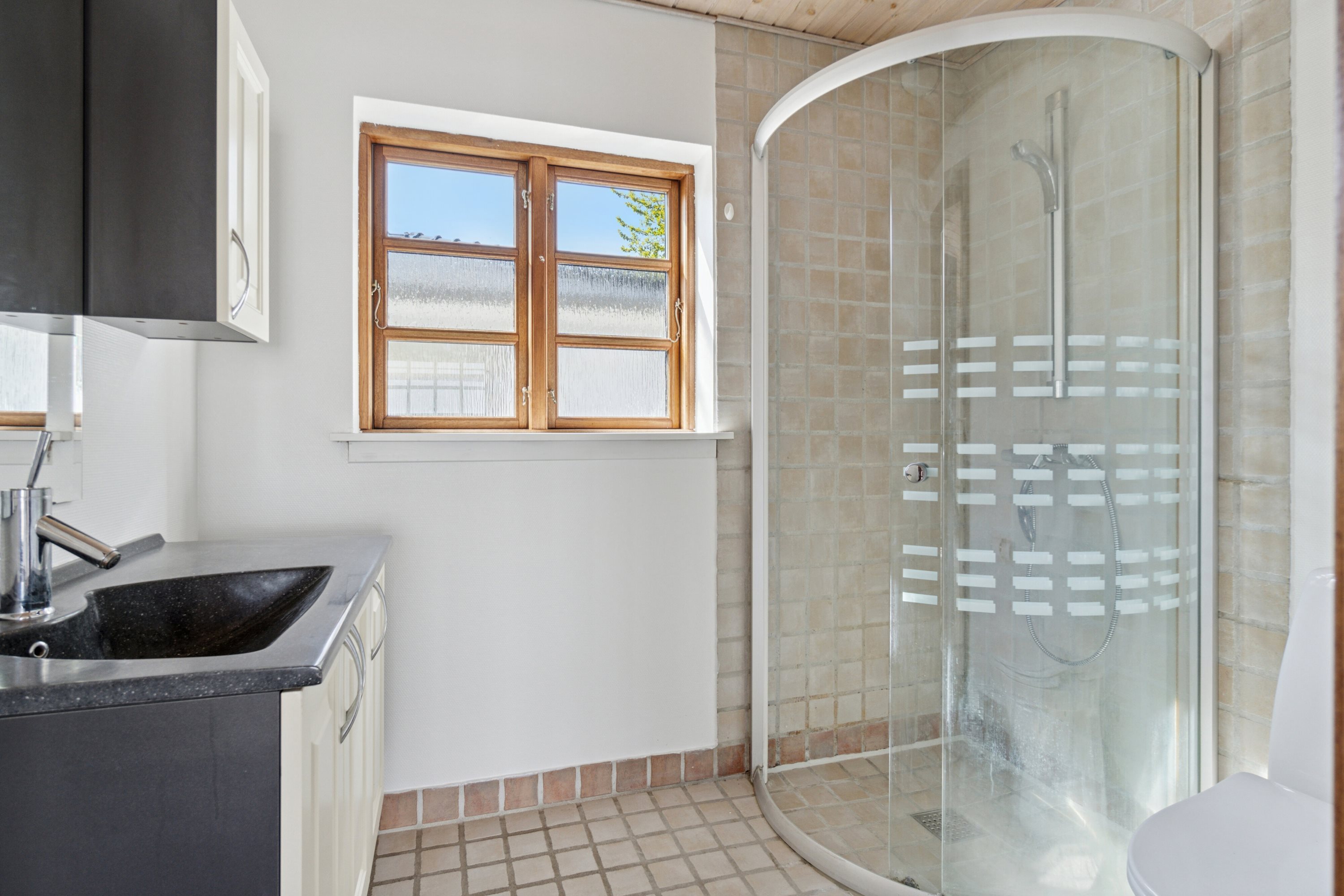 Fremhævet badeværelse billede i fuldskærmstilstand. Billede af Landervejen 11, Reersø Str, 4281 Gørlev