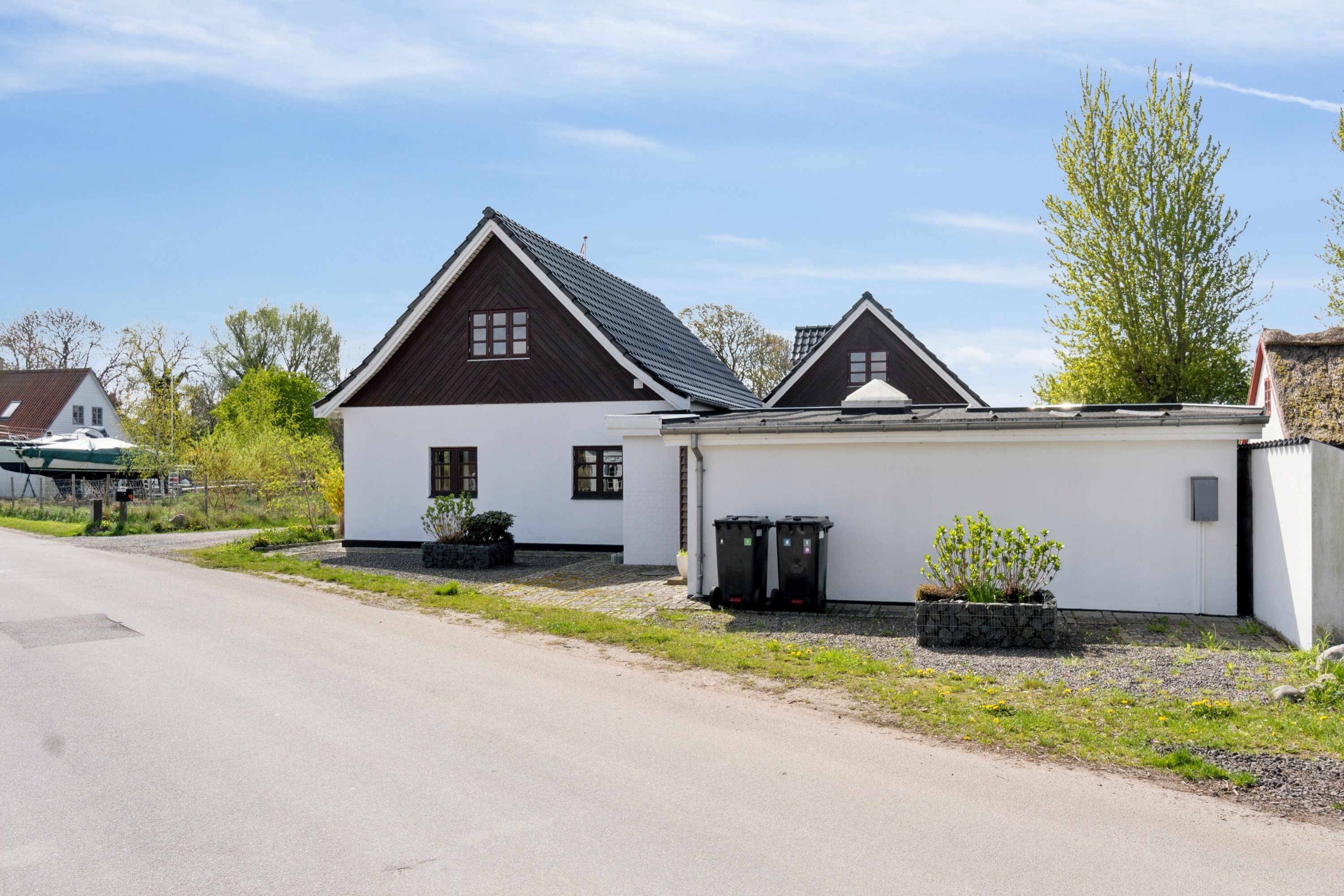 Fremhævet set fra vejen billede i fuldskærmstilstand. Billede af Landervejen 11, Reersø Str, 4281 Gørlev