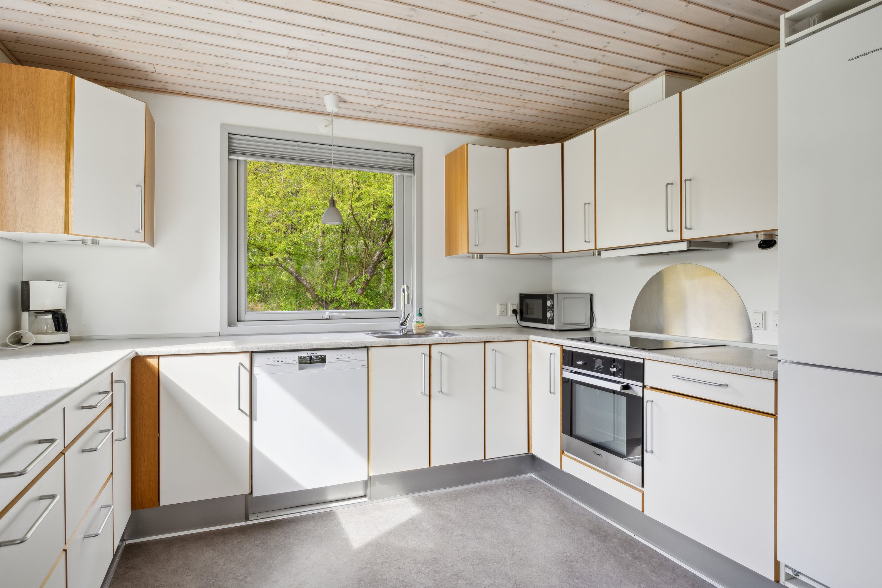 Fremhævet køkken billede i fuldskærmstilstand. Billede af Tjørnevej 3, Handrup Strand, 8400 Ebeltoft