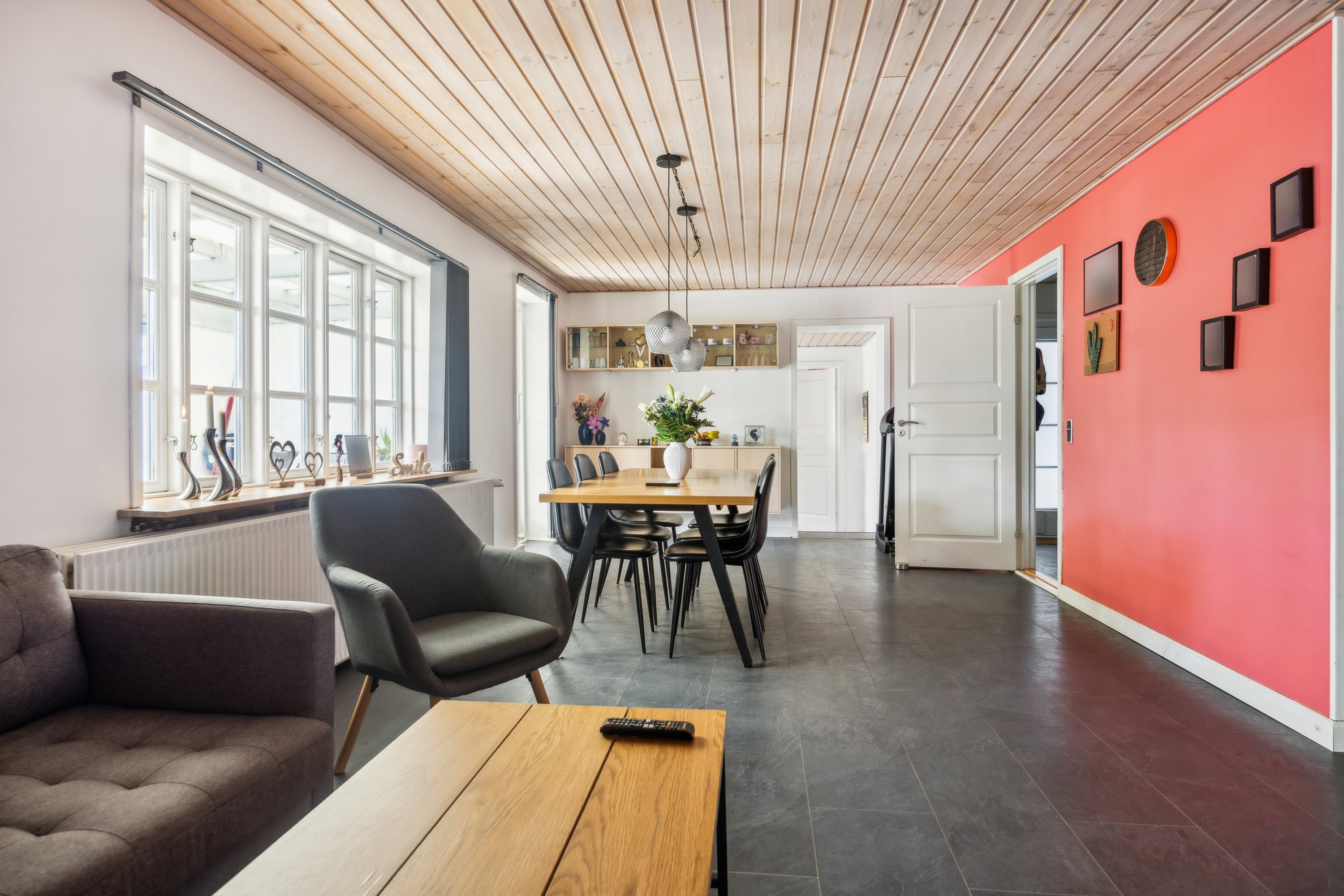 Fremhævet stue billede i fuldskærmstilstand. Billede af Kolonihaven 3, Skelund, 9560 Hadsund