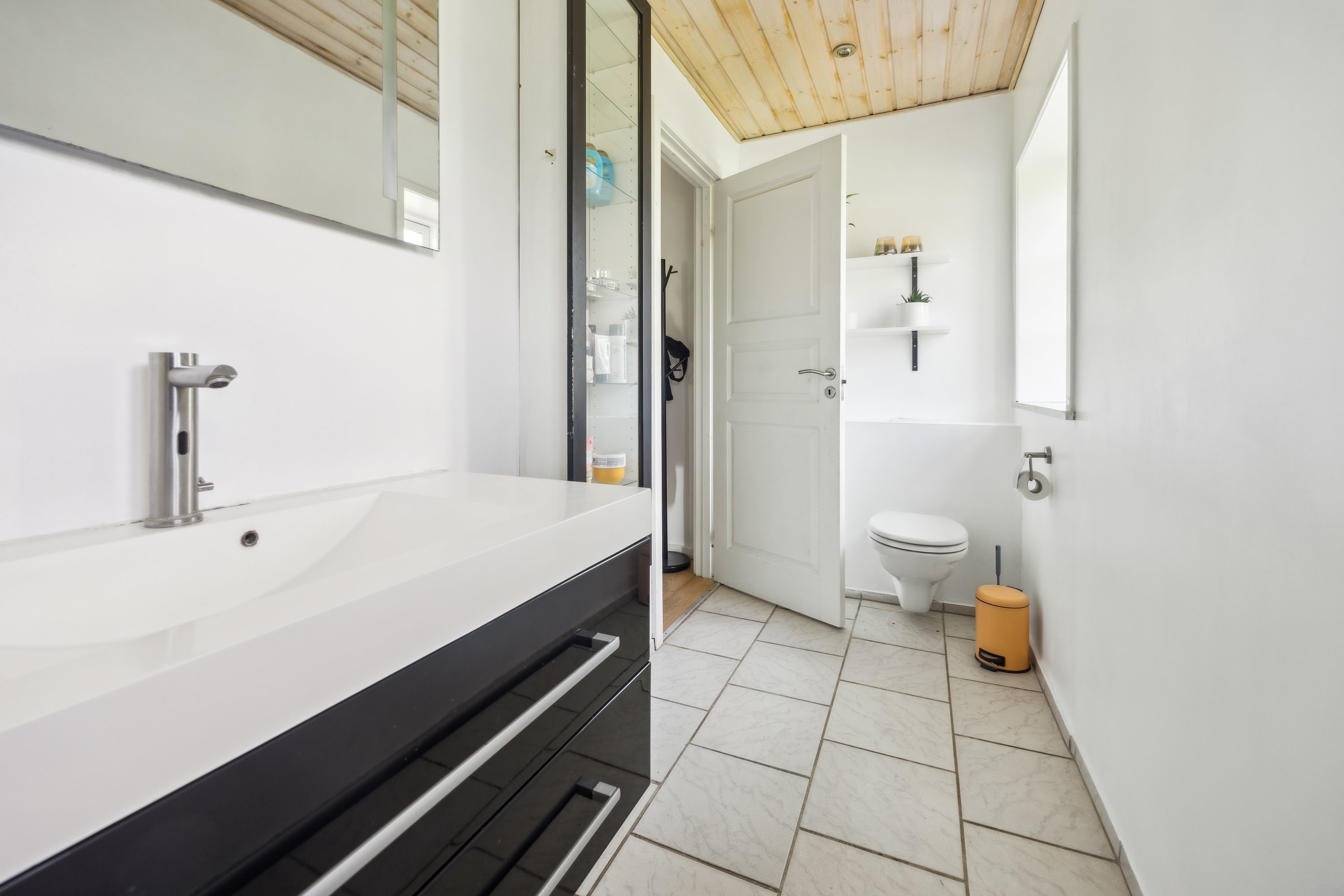 Fremhævet badeværelse billede i fuldskærmstilstand. Billede af Kolonihaven 3, Skelund, 9560 Hadsund