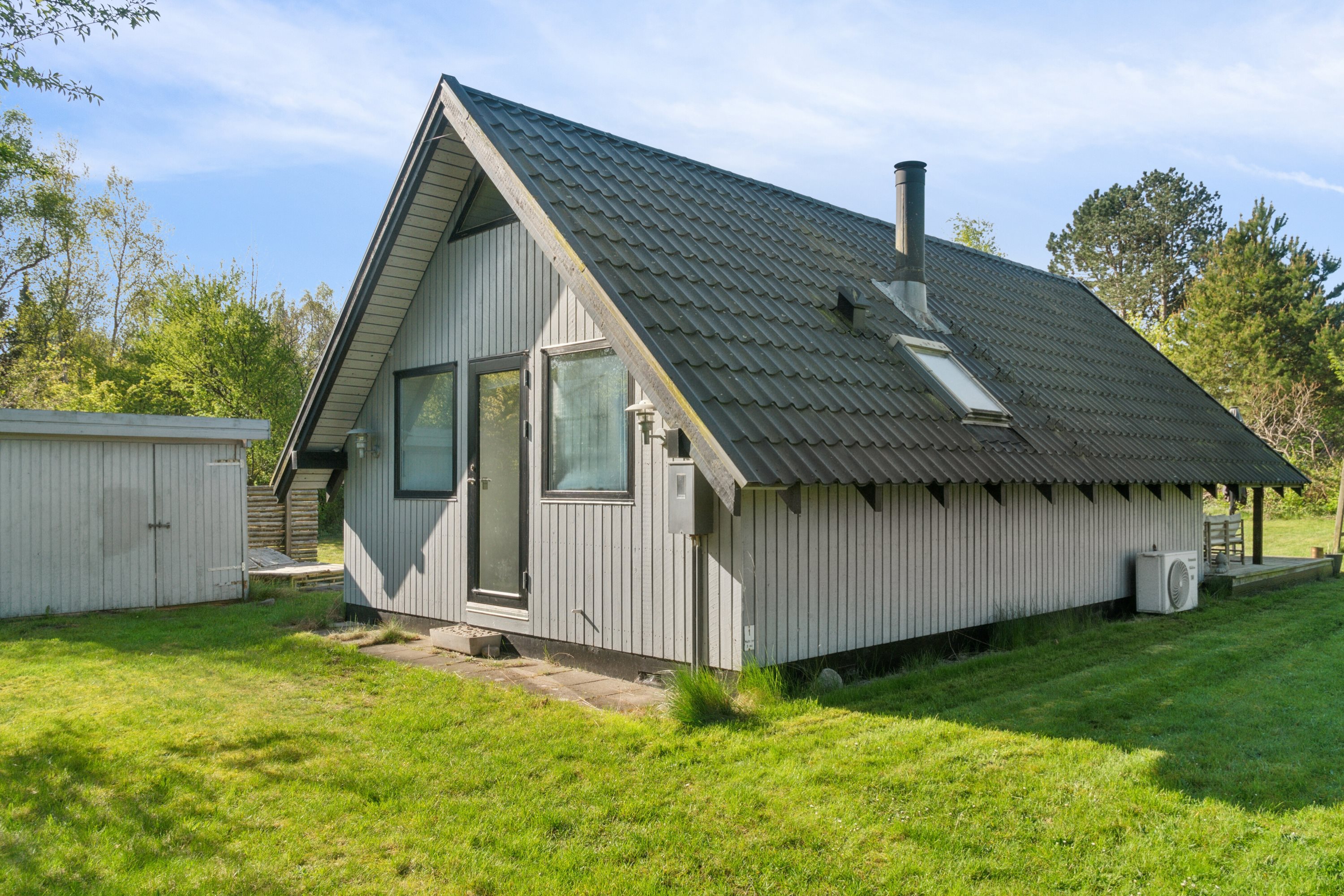 Fremhævet set fra haven billede i fuldskærmstilstand. Billede af Tjørnevænget 1, 4400 Kalundborg