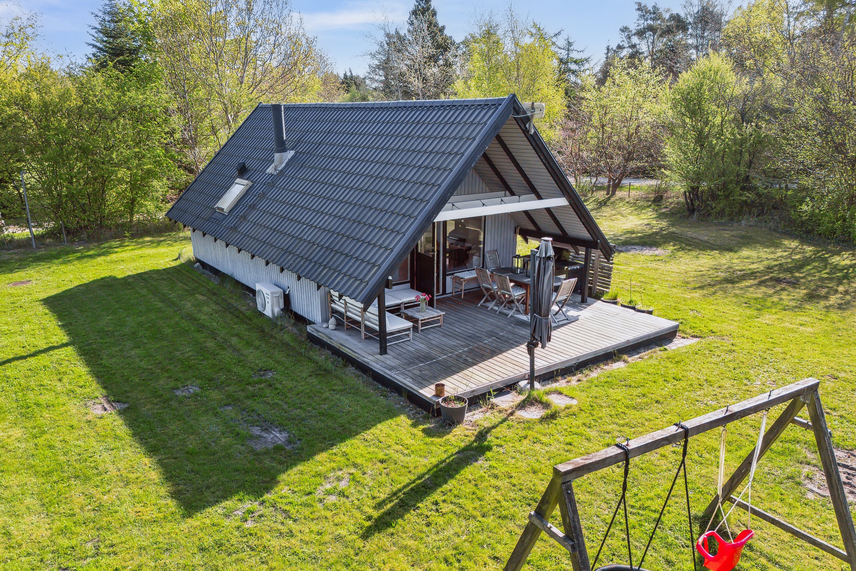 Miniaturebillede 2: set fra haven. Billede af Tjørnevænget 1, 4400 Kalundborg