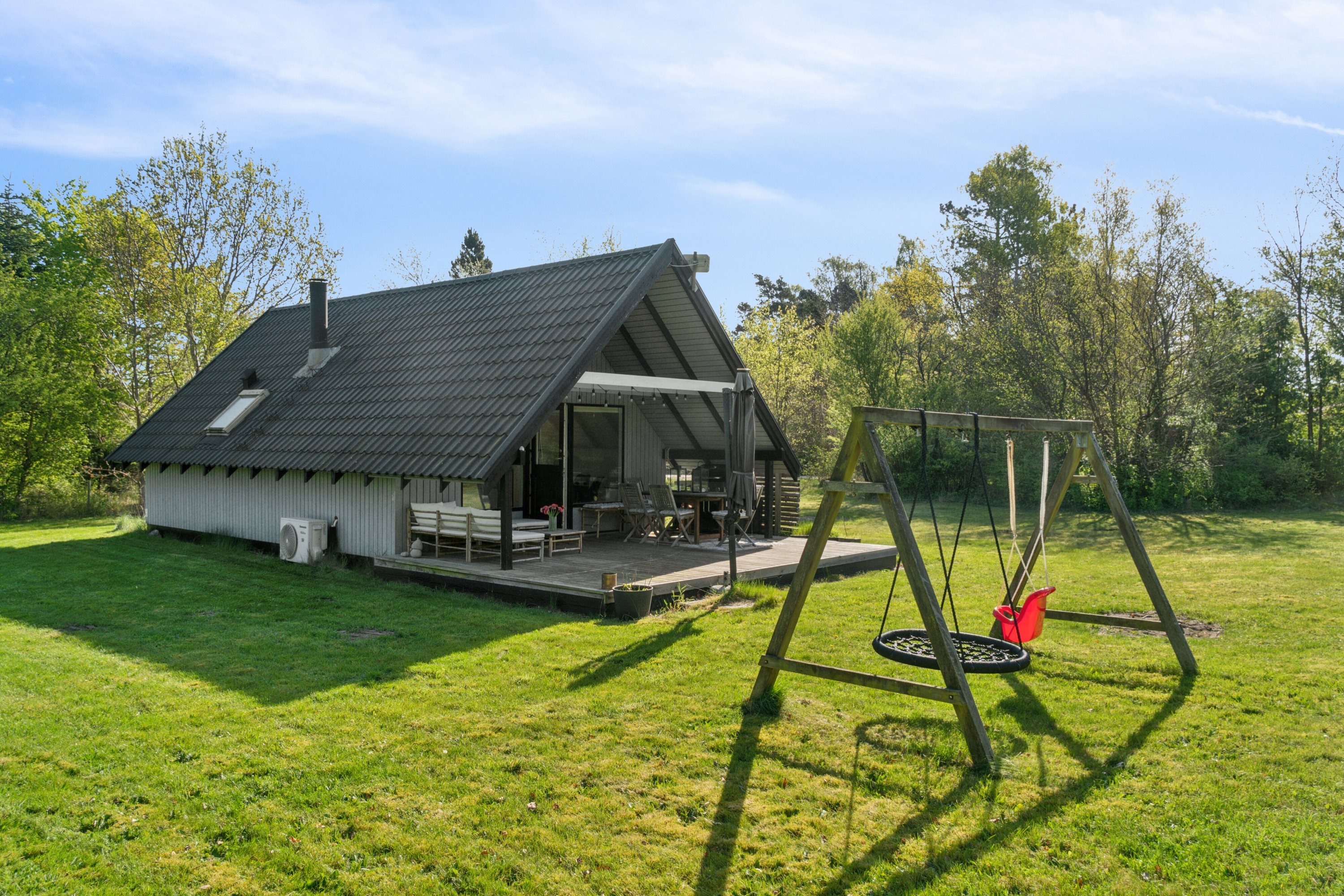 Fremhævet set fra haven billede i fuldskærmstilstand. Billede af Tjørnevænget 1, 4400 Kalundborg