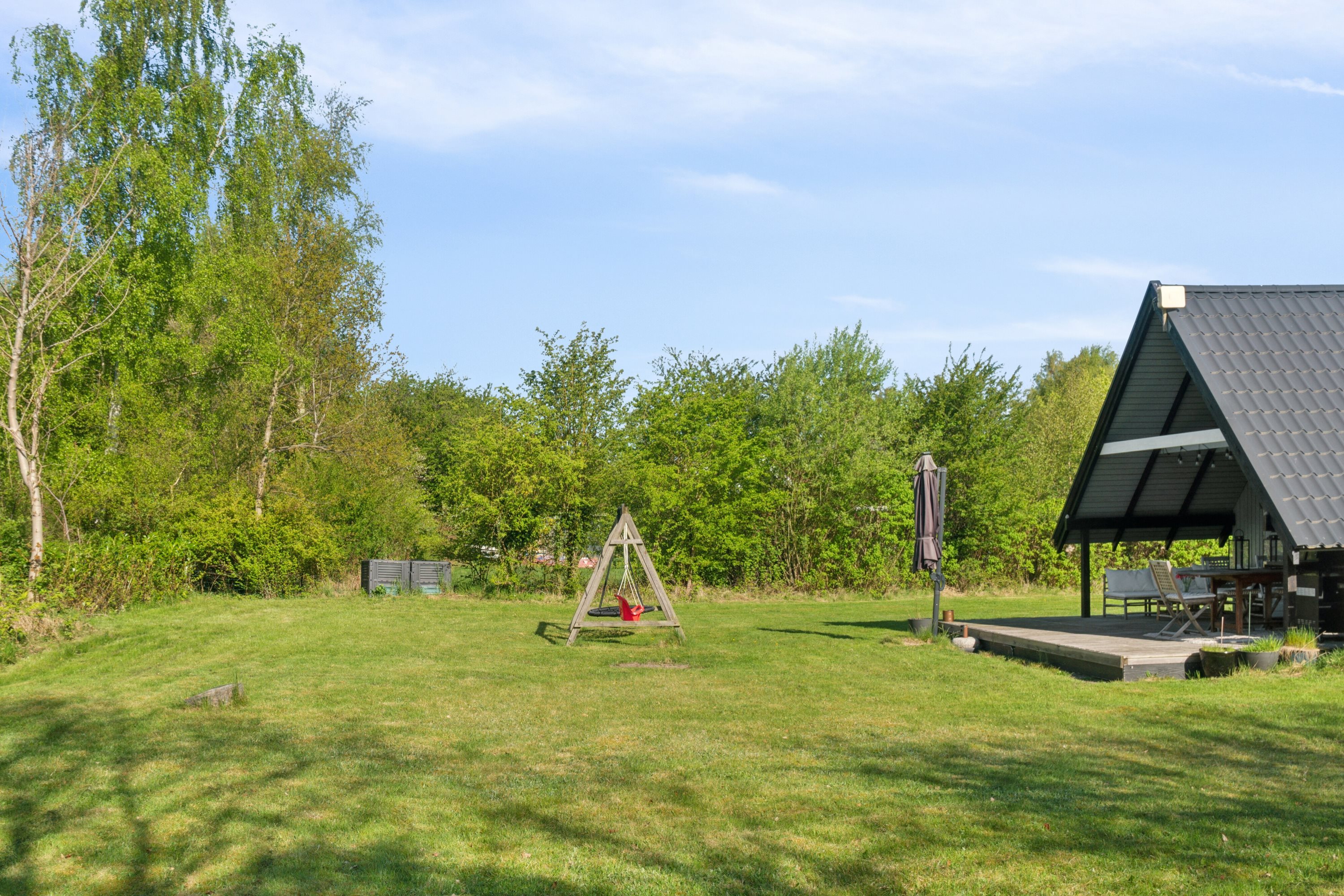 Fremhævet set fra haven billede i fuldskærmstilstand. Billede af Tjørnevænget 1, 4400 Kalundborg