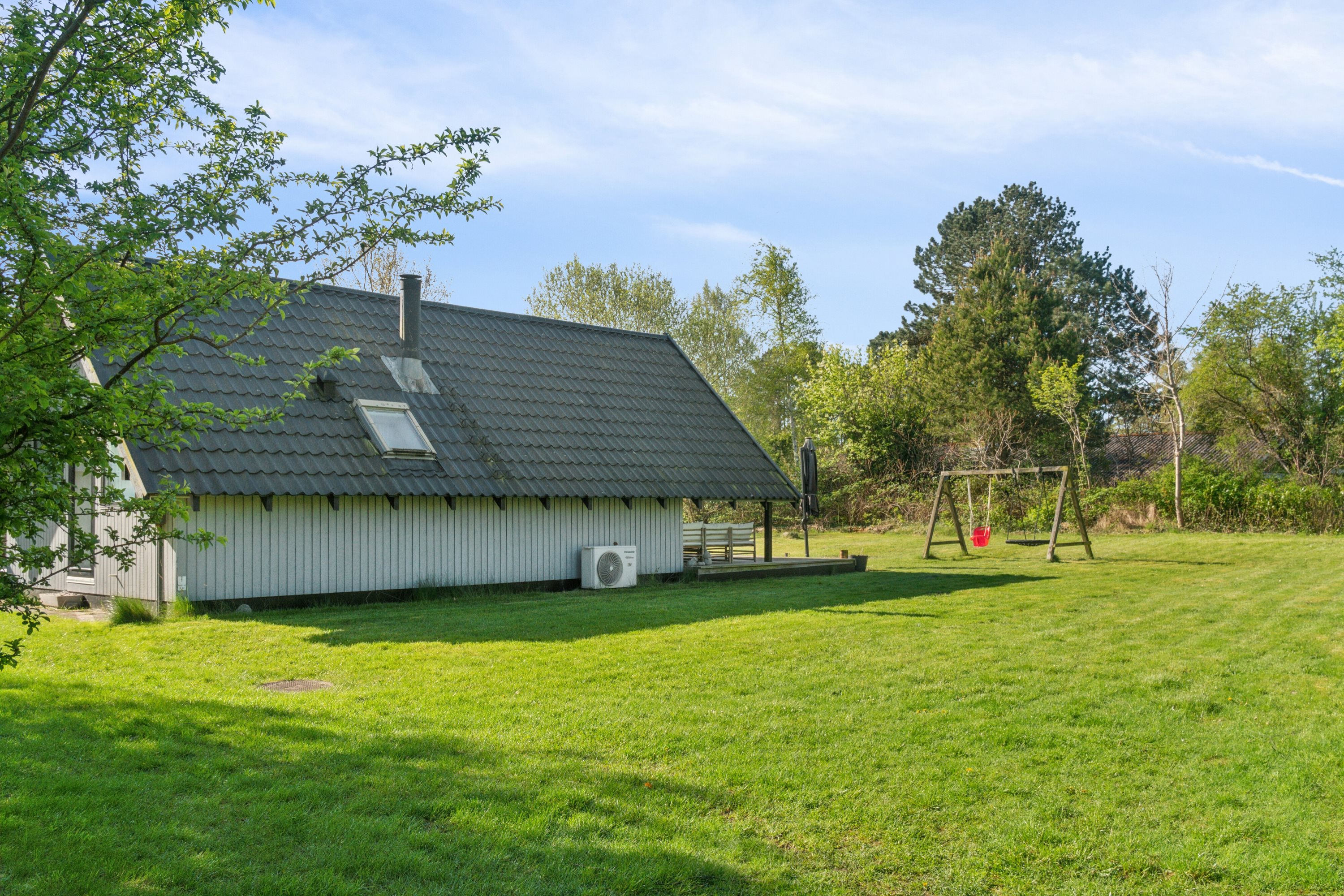 Fremhævet set fra haven billede i fuldskærmstilstand. Billede af Tjørnevænget 1, 4400 Kalundborg