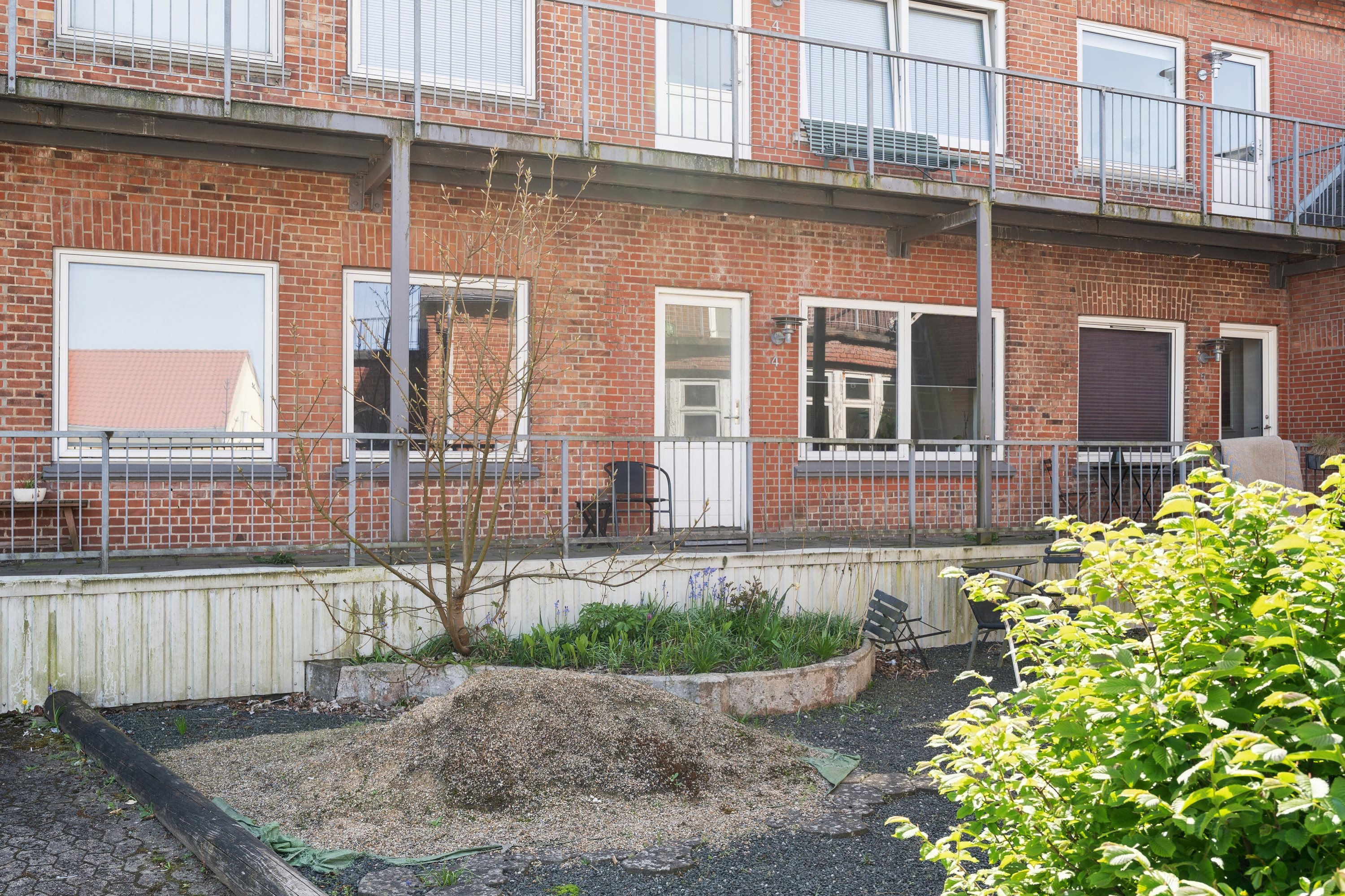 Fremhævet set fra vejen billede i fuldskærmstilstand. Billede af Silkeborgvej 24, st.. 4., 7400 Herning