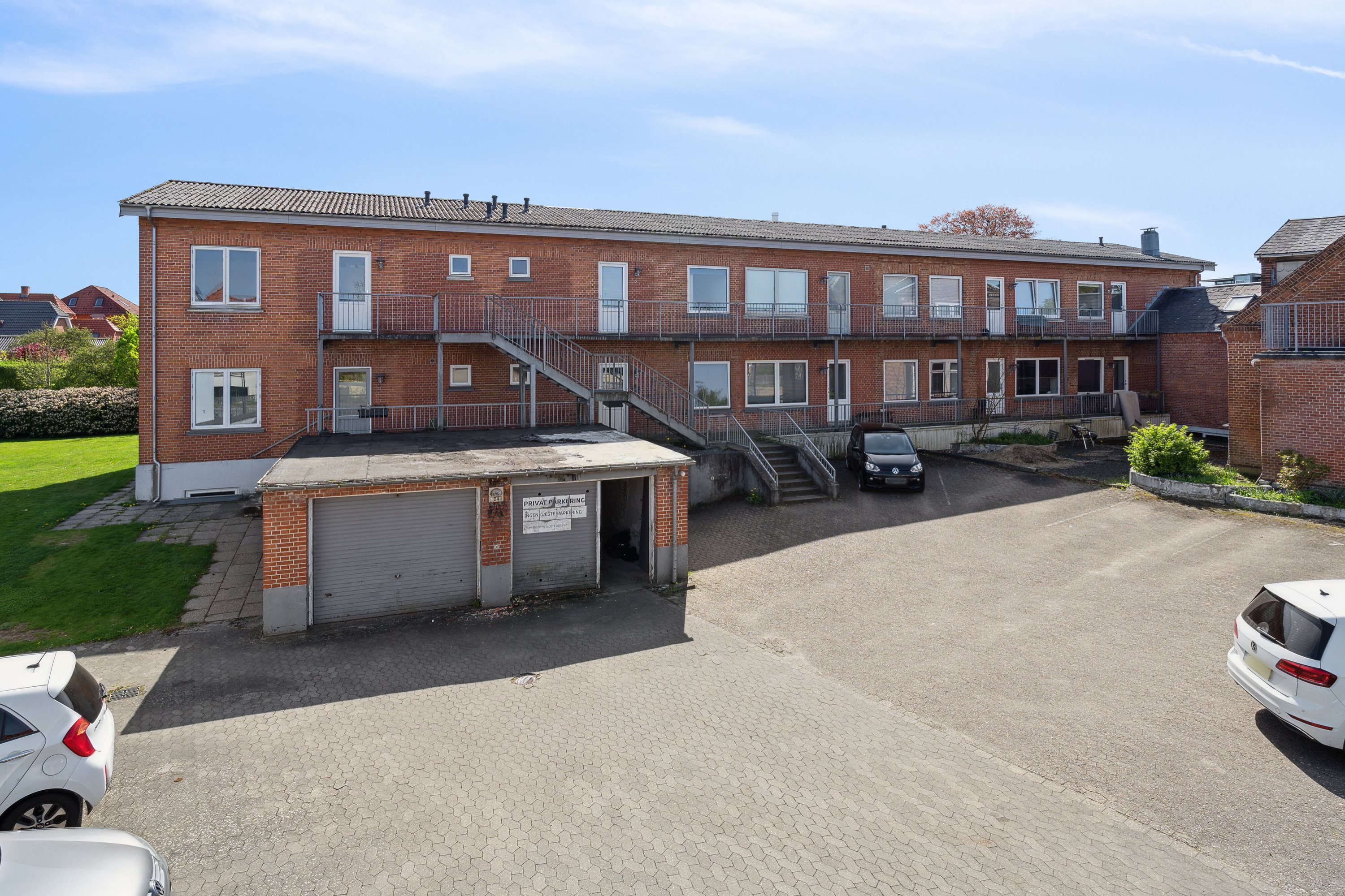 Fremhævet set fra vejen billede i fuldskærmstilstand. Billede af Silkeborgvej 24, st.. 4., 7400 Herning