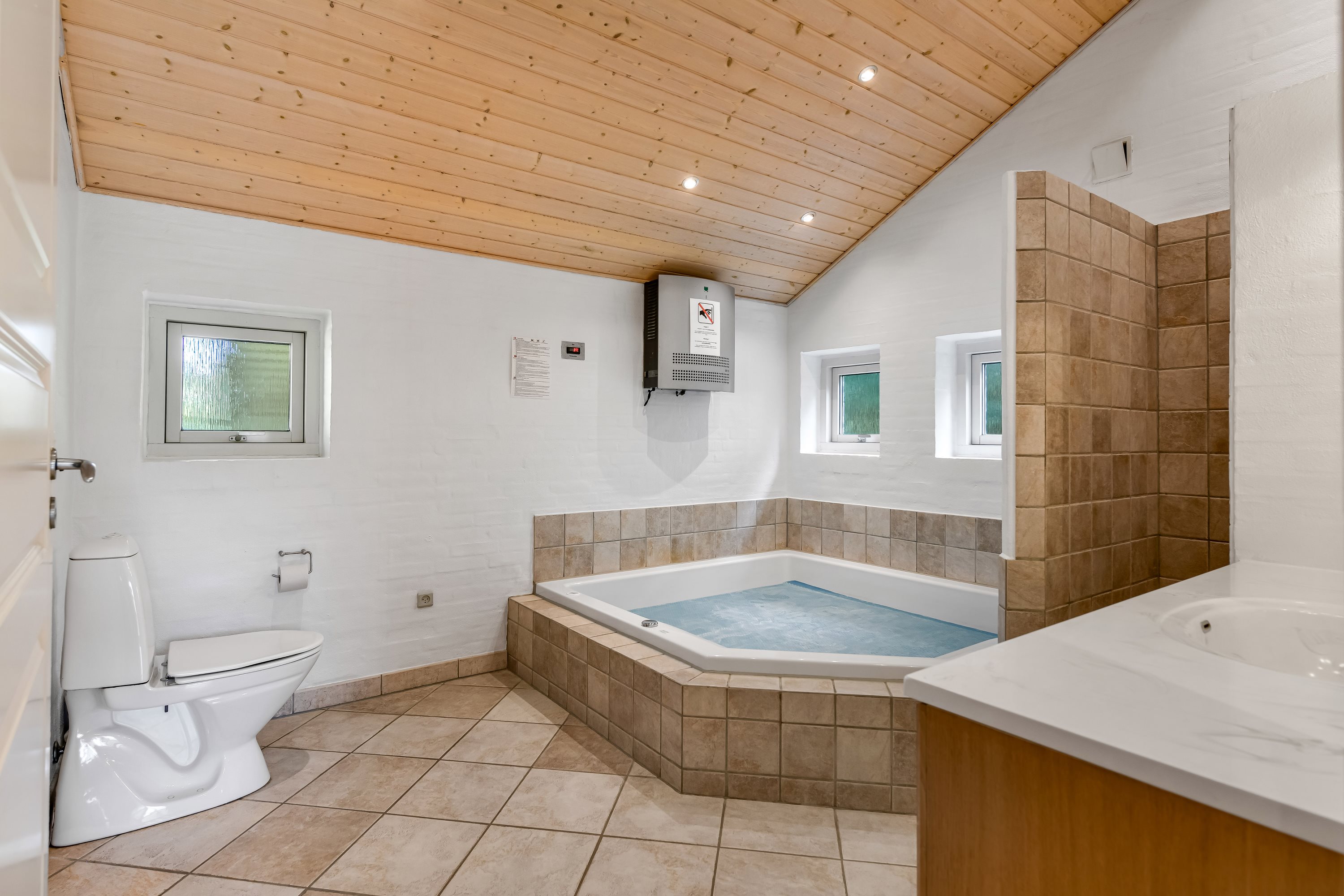 Fremhævet badeværelse billede i fuldskærmstilstand. Billede af Hybenvej 15, 6857 Blåvand