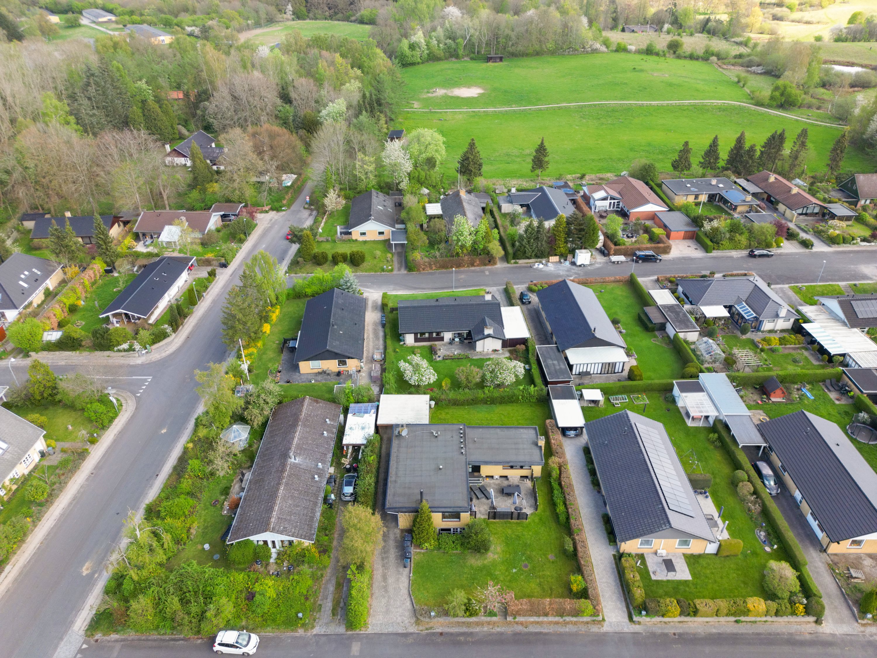 Fremhævet drone billede i fuldskærmstilstand. Billede af Fuglehavevej 86, 2750 Ballerup
