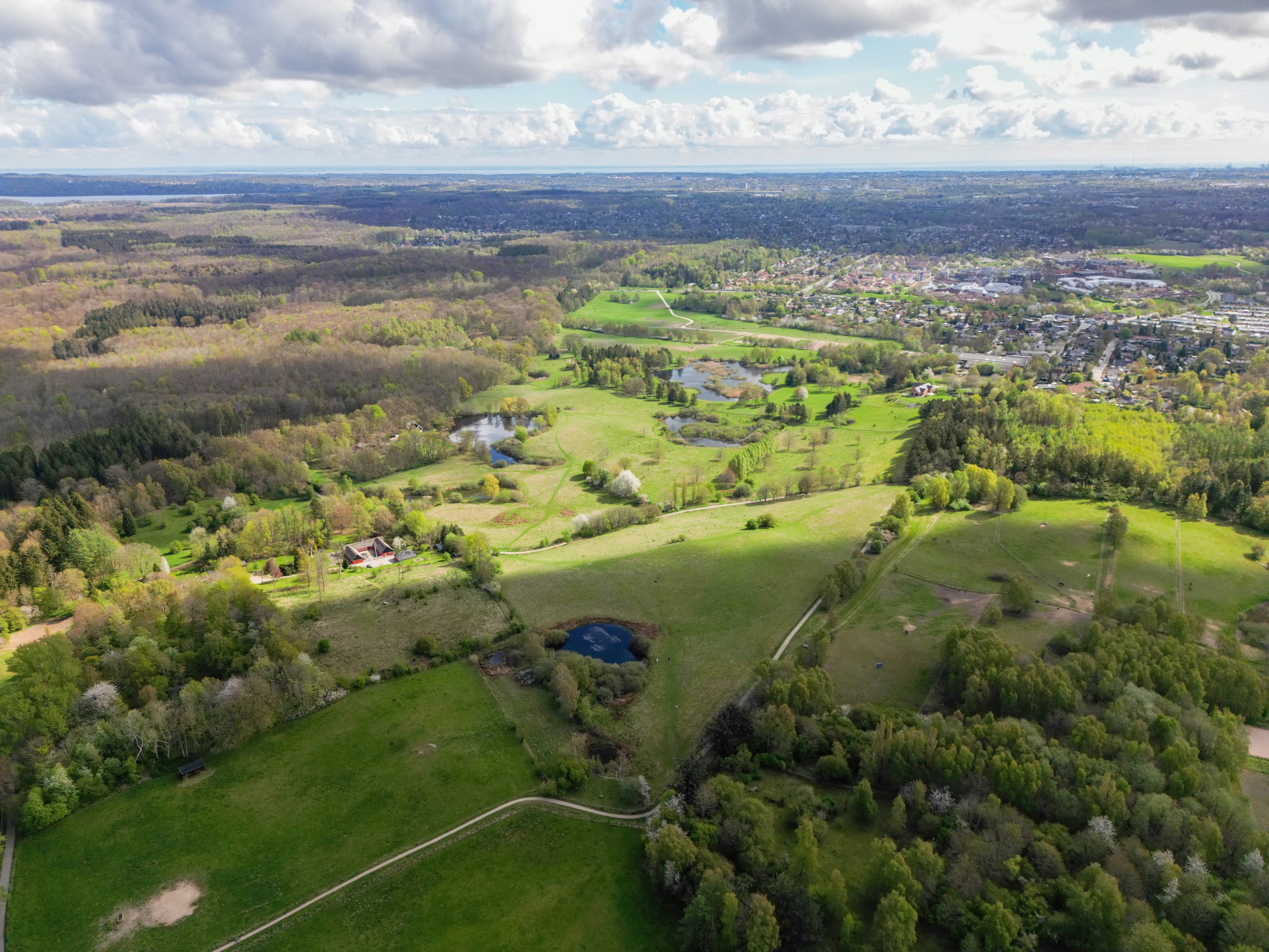 Fremhævet drone billede i fuldskærmstilstand. Billede af Fuglehavevej 86, 2750 Ballerup