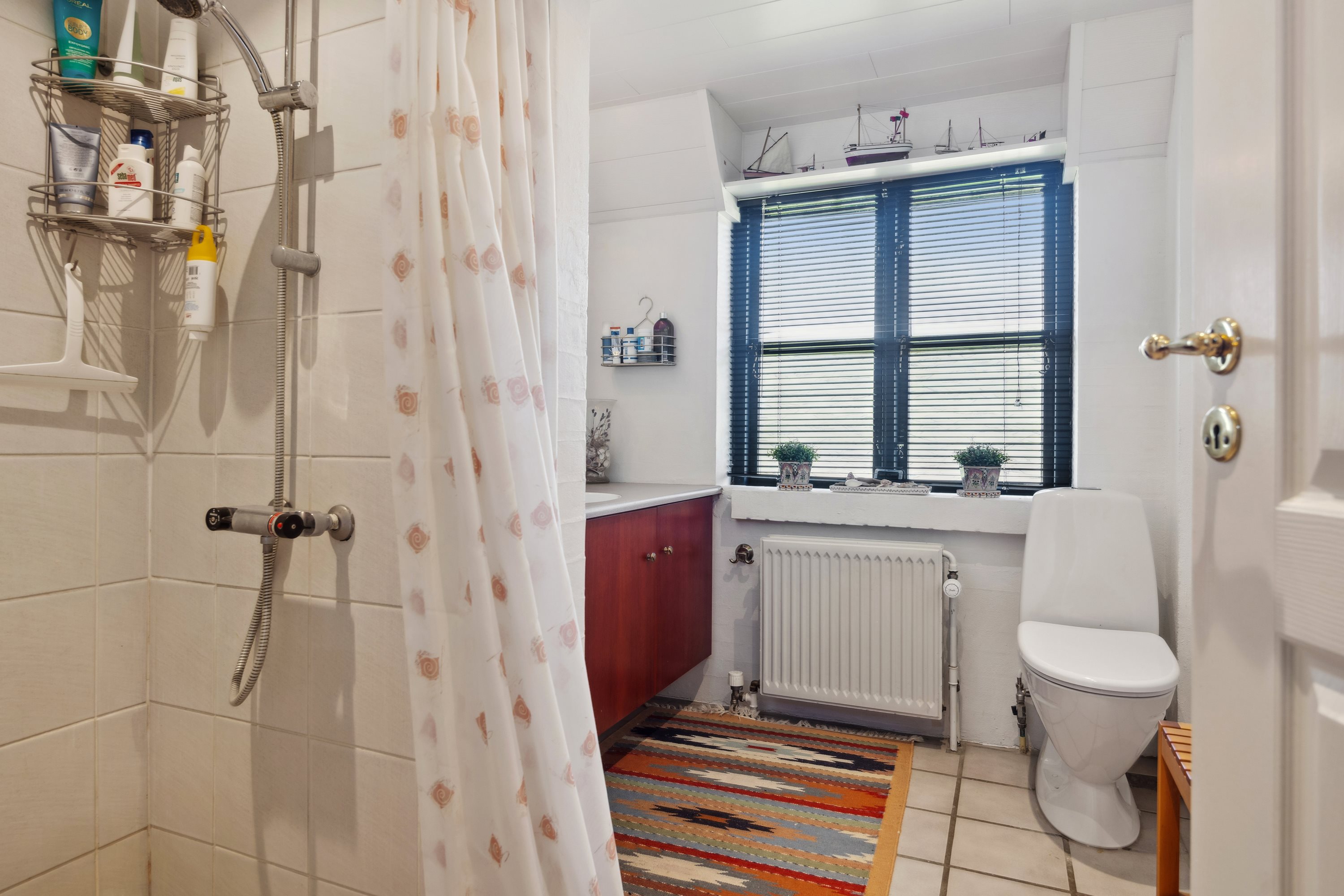 Fremhævet badeværelse billede i fuldskærmstilstand. Billede af Søndergade 41, Hou, 9370 Hals