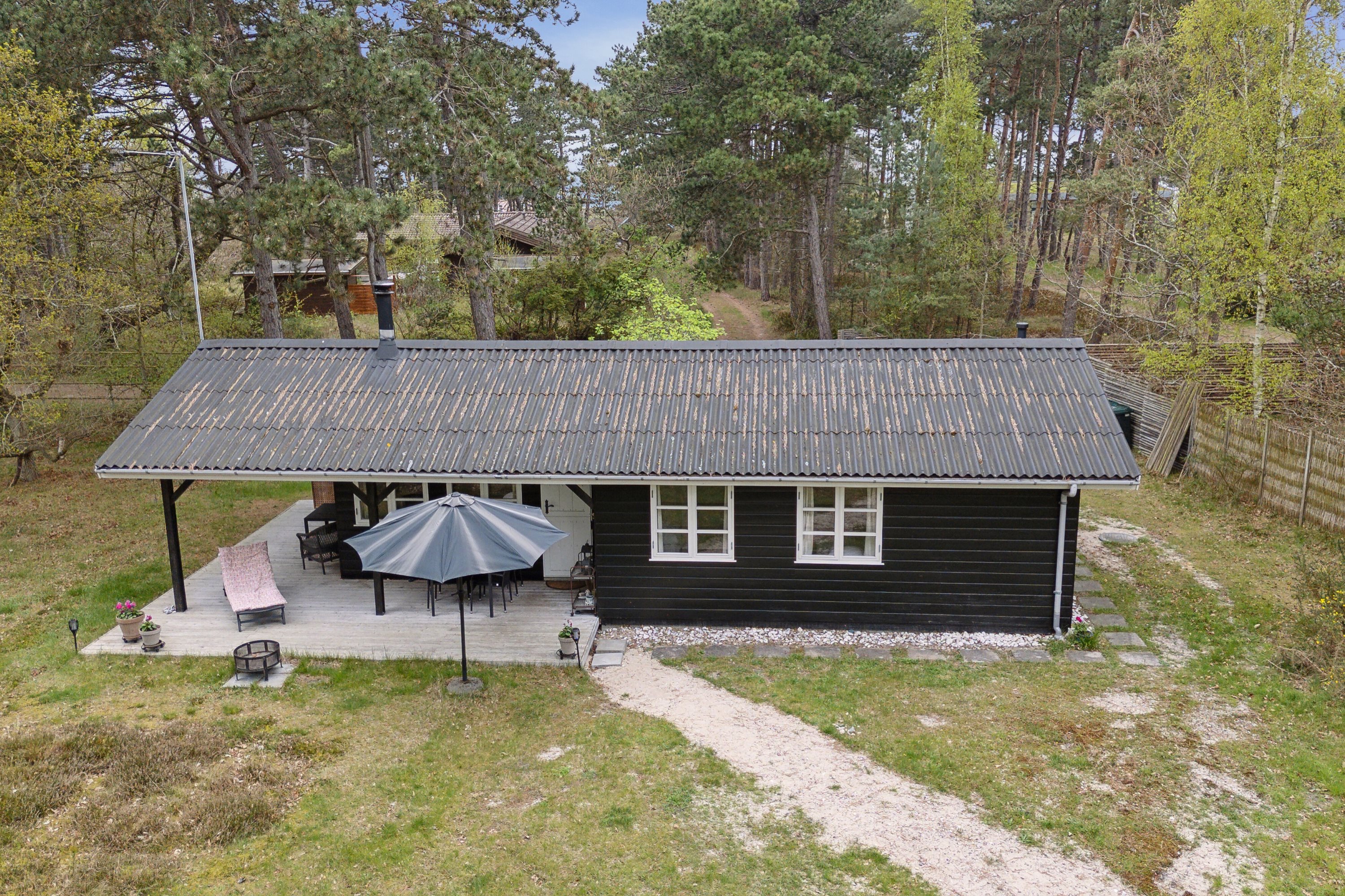 Fremhævet set fra haven billede i fuldskærmstilstand. Billede af Lyngvejen 11, 4500 Nykøbing Sj