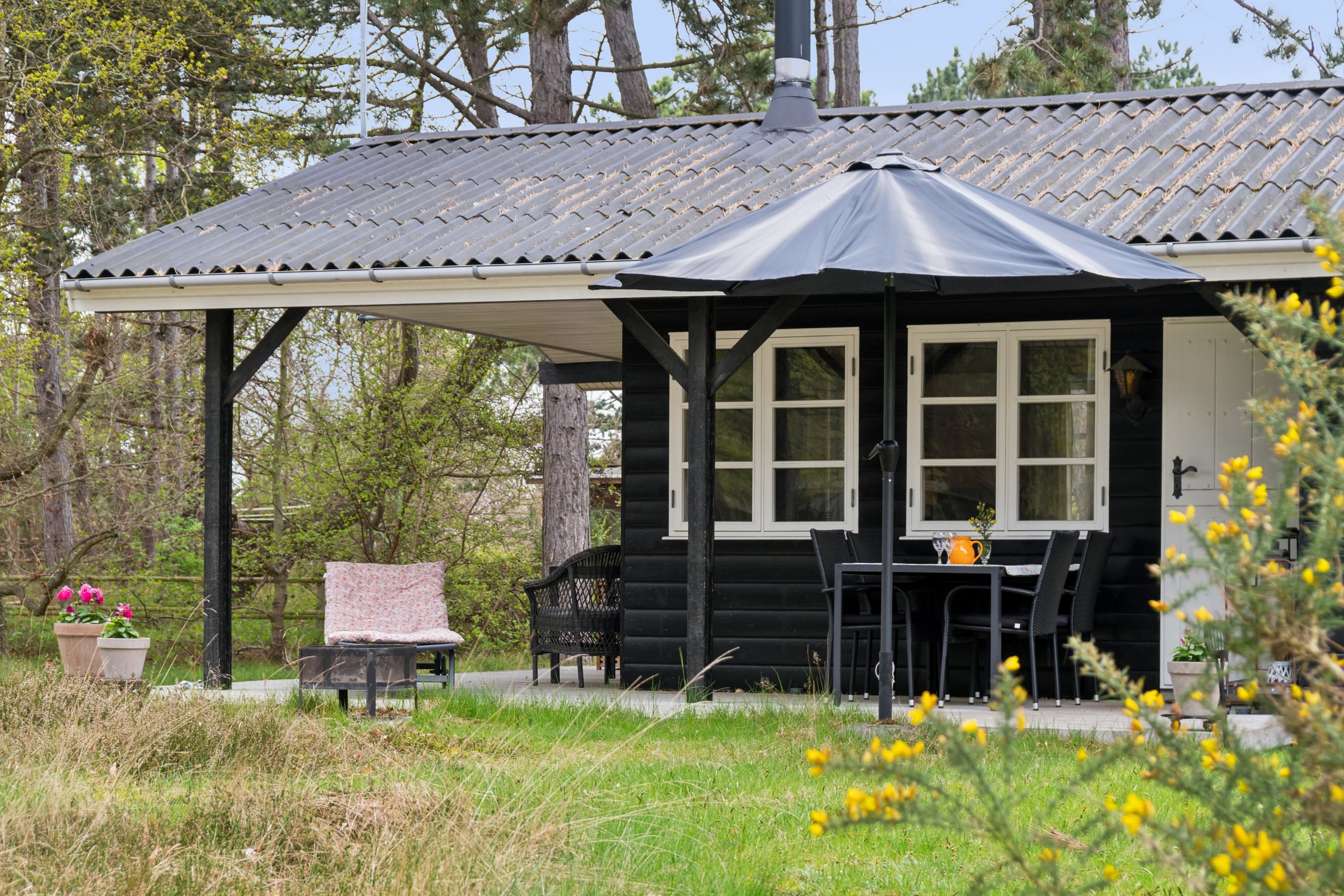 Fremhævet set fra haven billede i fuldskærmstilstand. Billede af Lyngvejen 11, 4500 Nykøbing Sj