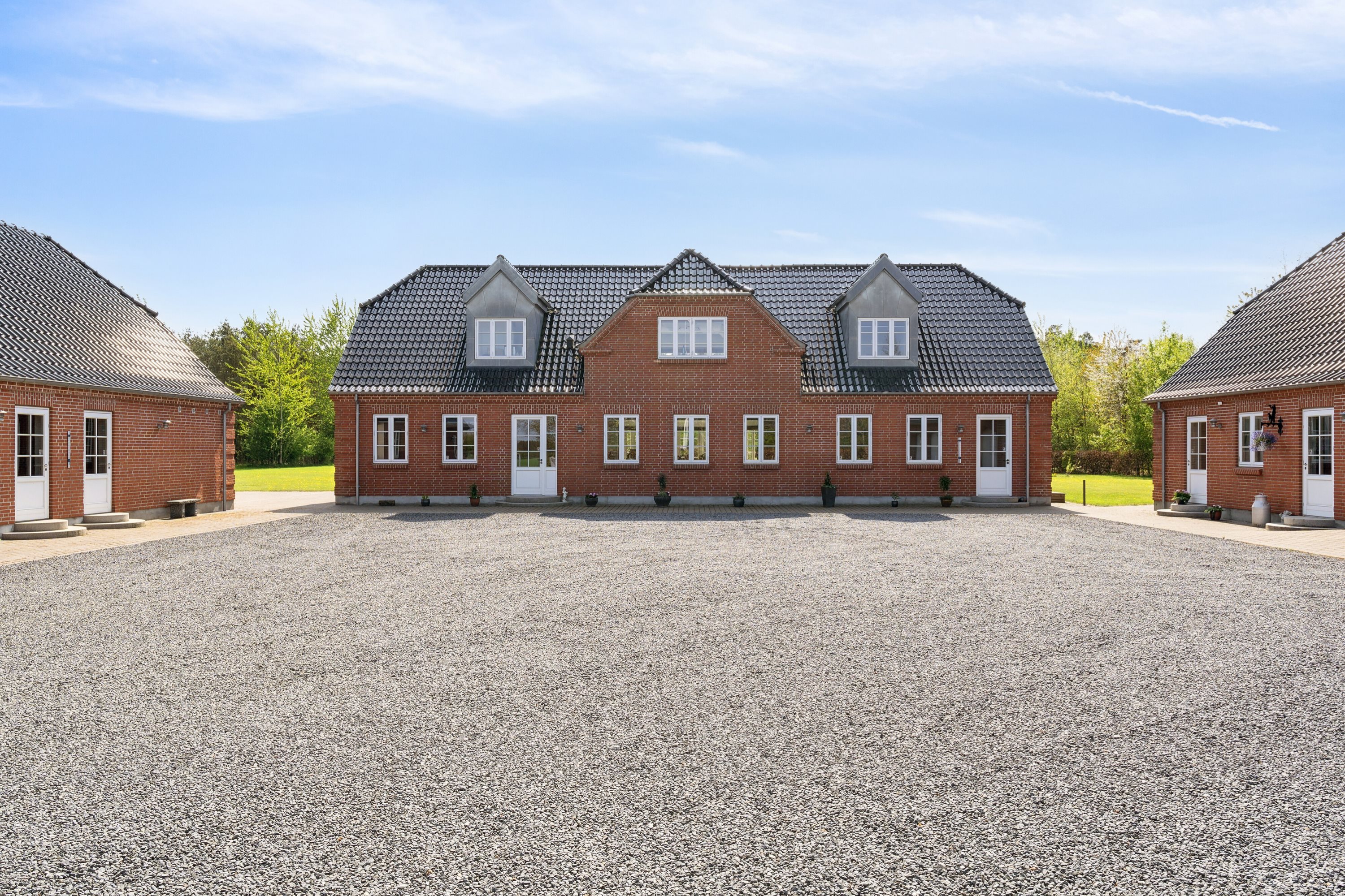 Miniaturebillede 1: set fra vejen. Billede af Munkhøjvej 4, Lundfod, 7330 Brande