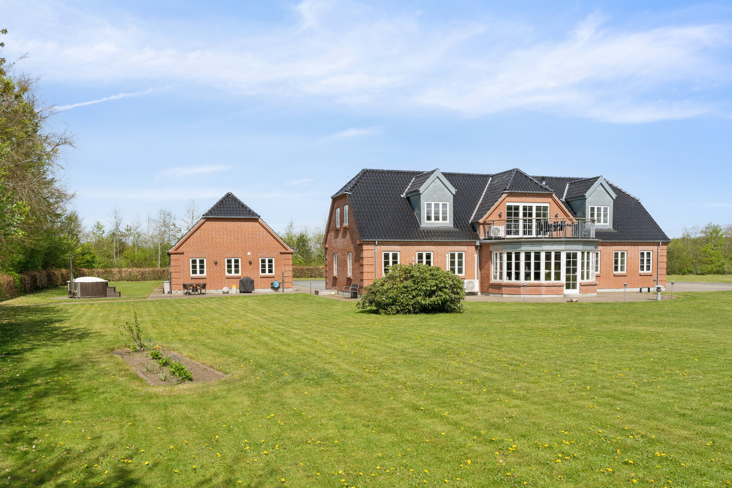 Fremhævet set fra haven billede i fuldskærmstilstand. Billede af Munkhøjvej 4, Lundfod, 7330 Brande