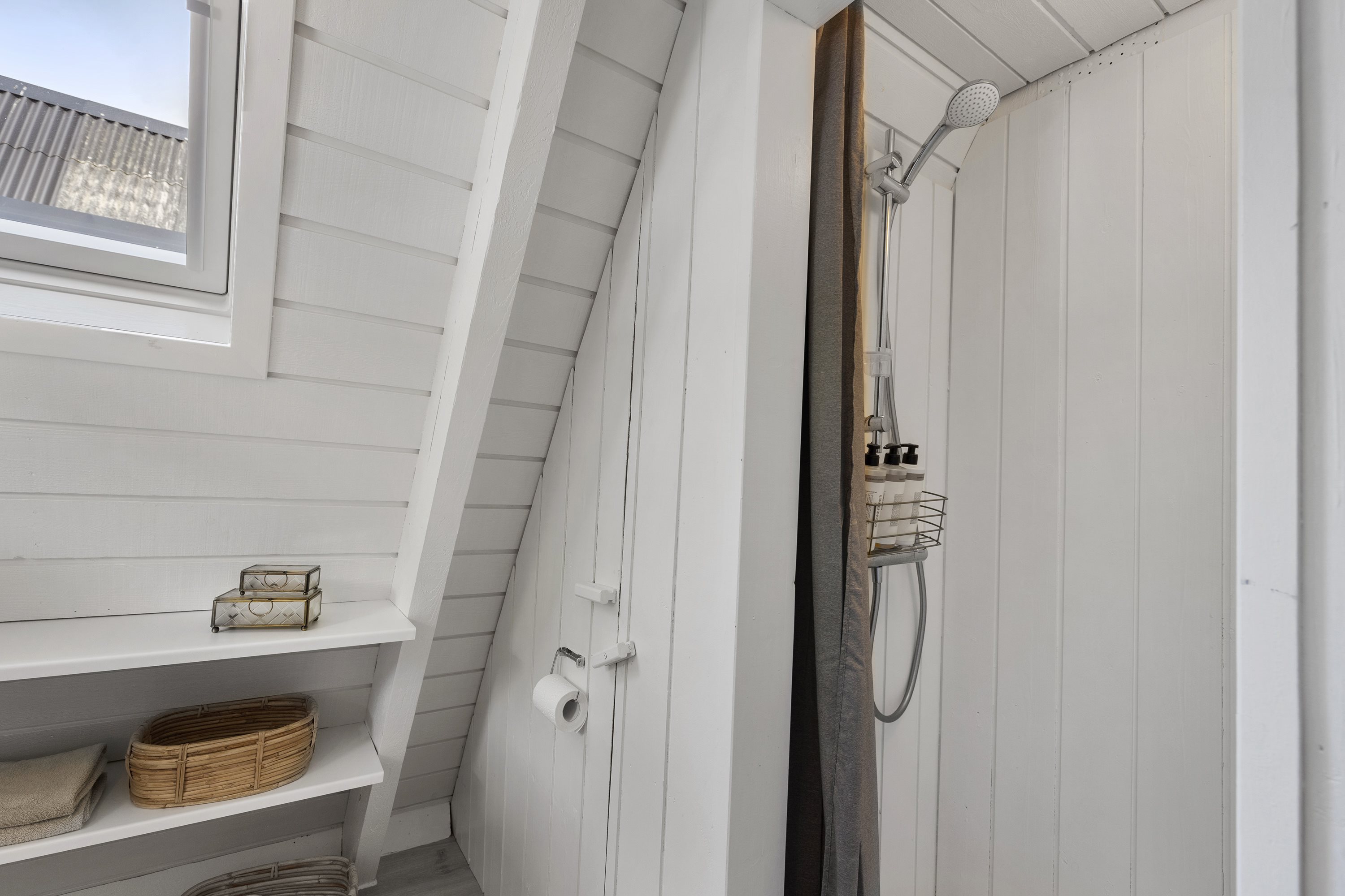 Fremhævet badeværelse billede i fuldskærmstilstand. Billede af Golfsvinget 12, Gatten, 9640 Farsø