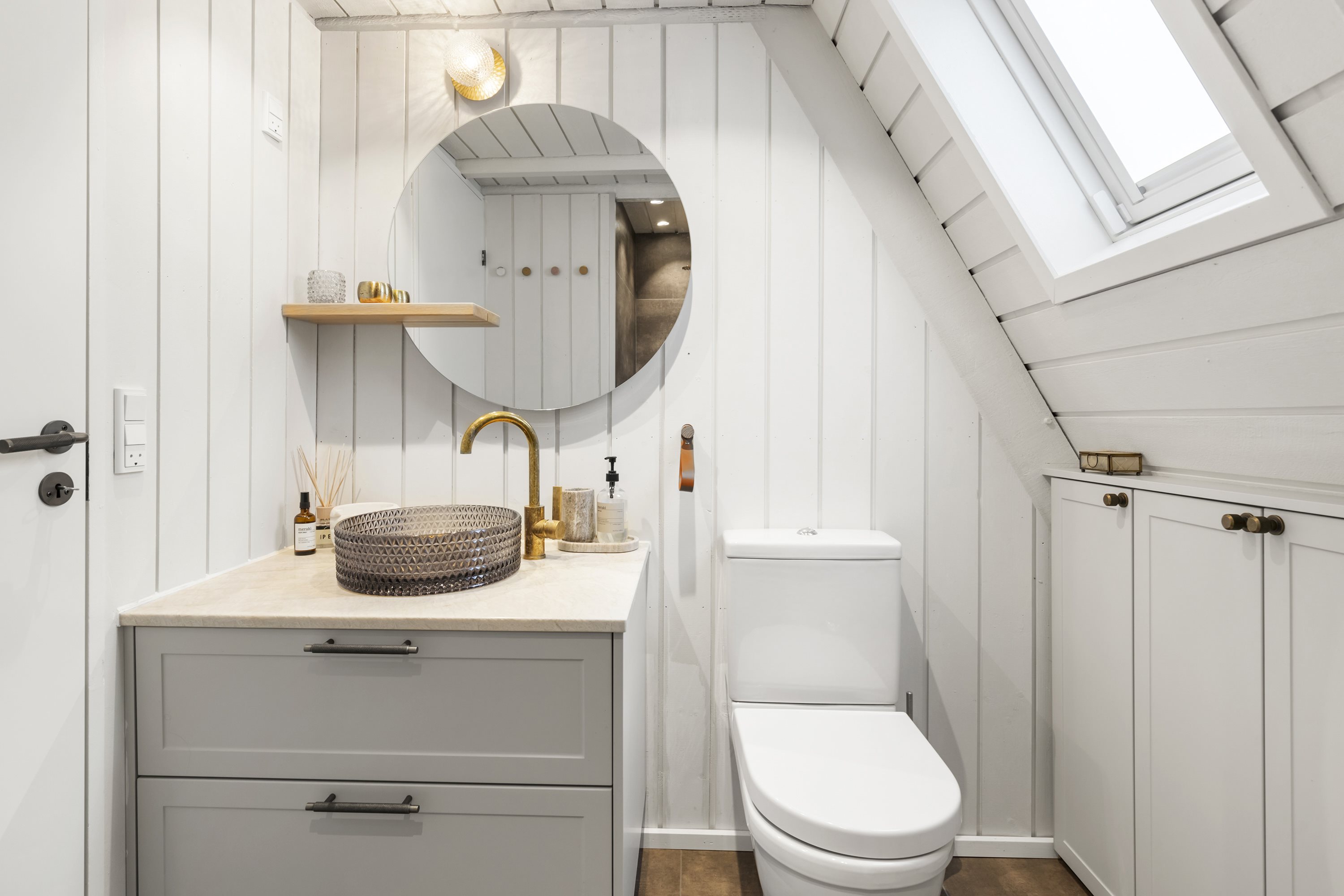 Fremhævet toilet billede i fuldskærmstilstand. Billede af Golfsvinget 19, Gatten, 9640 Farsø