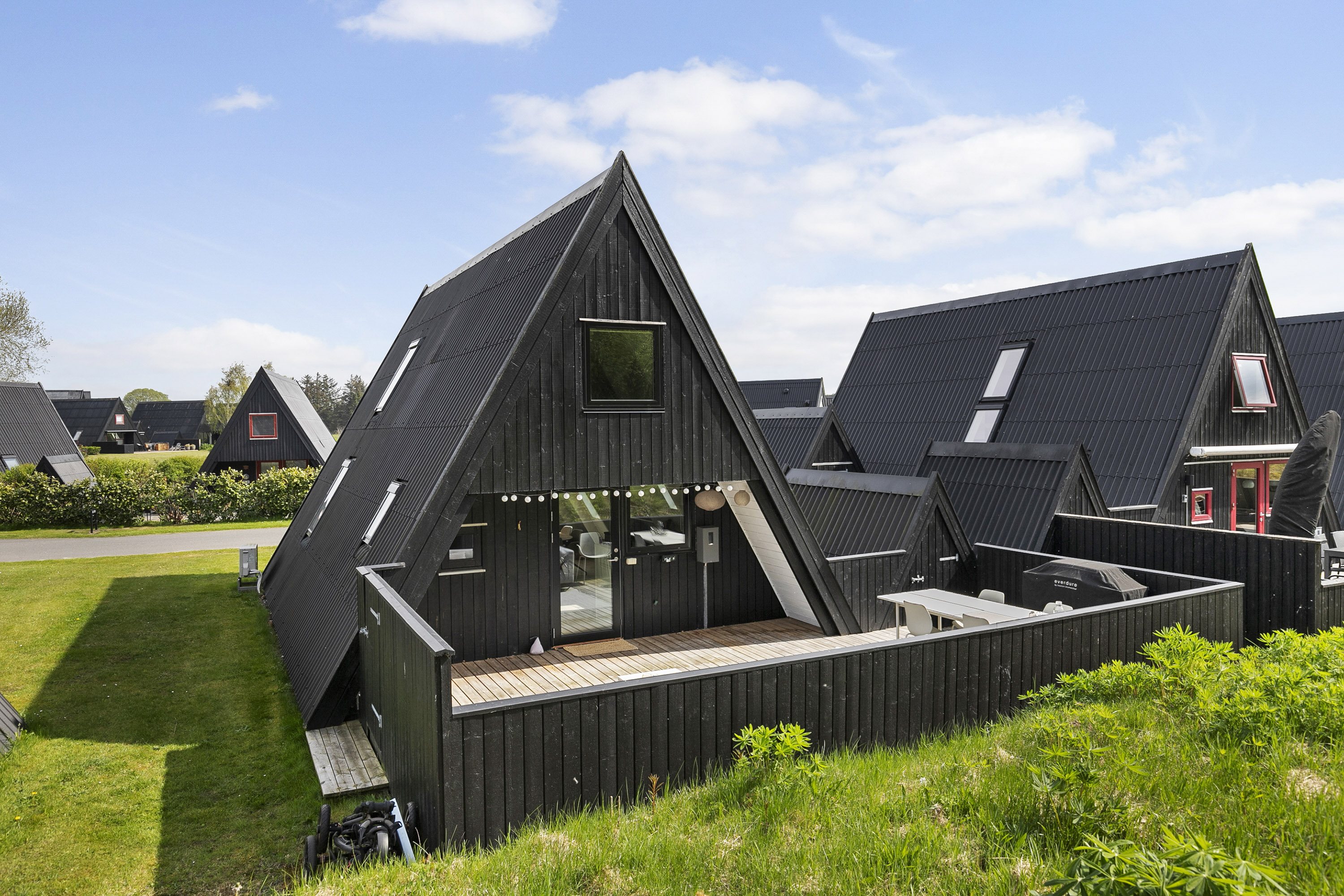 Fremhævet facade billede i fuldskærmstilstand. Billede af Golfsvinget 12, Gatten, 9640 Farsø