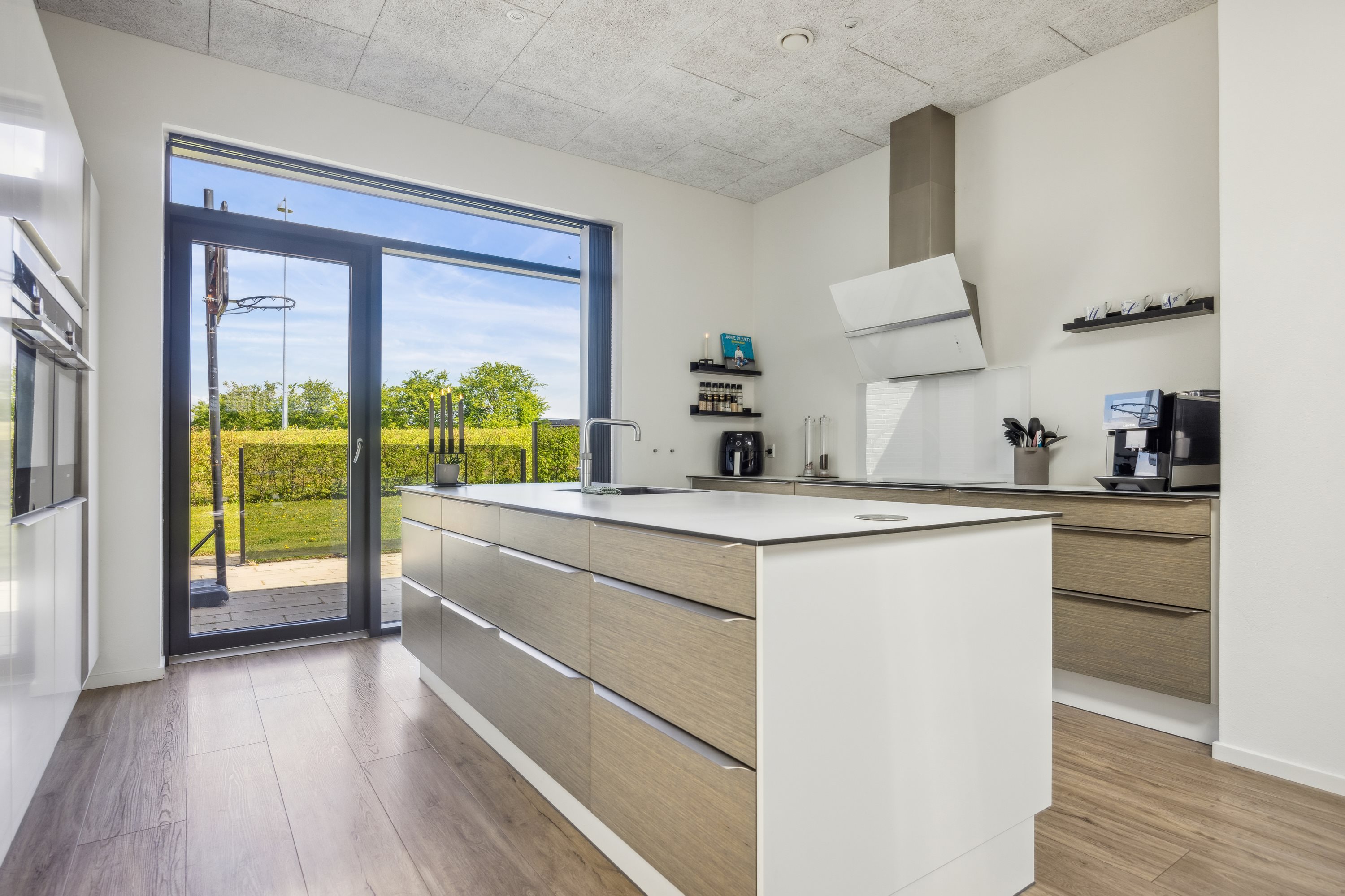 Fremhævet køkken billede i fuldskærmstilstand. Billede af Johannes V. Jensens Vej 1, 9500 Hobro