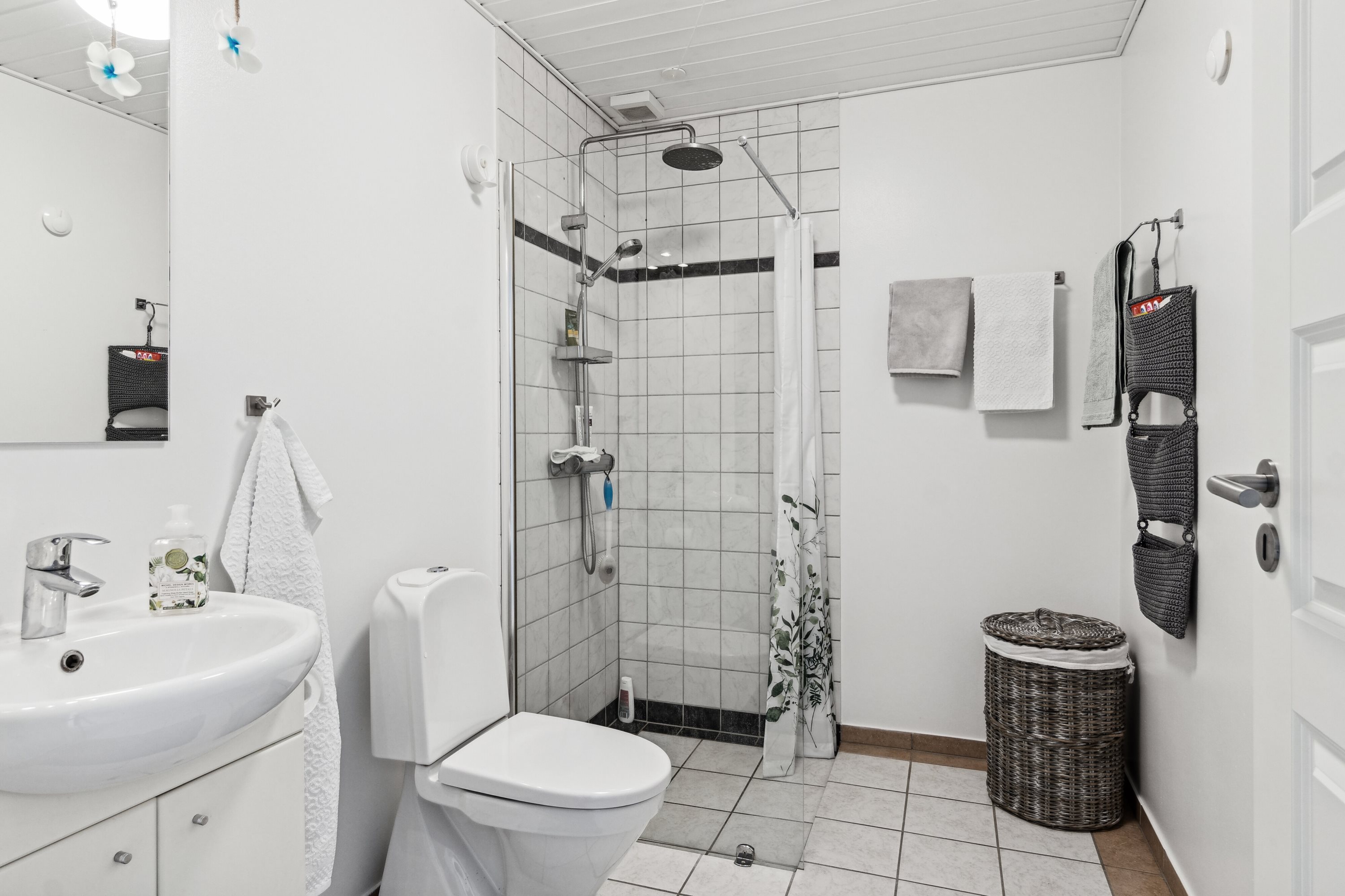 Fremhævet badeværelse billede i fuldskærmstilstand. Billede af Vinkelvej 1A, 4573 Højby