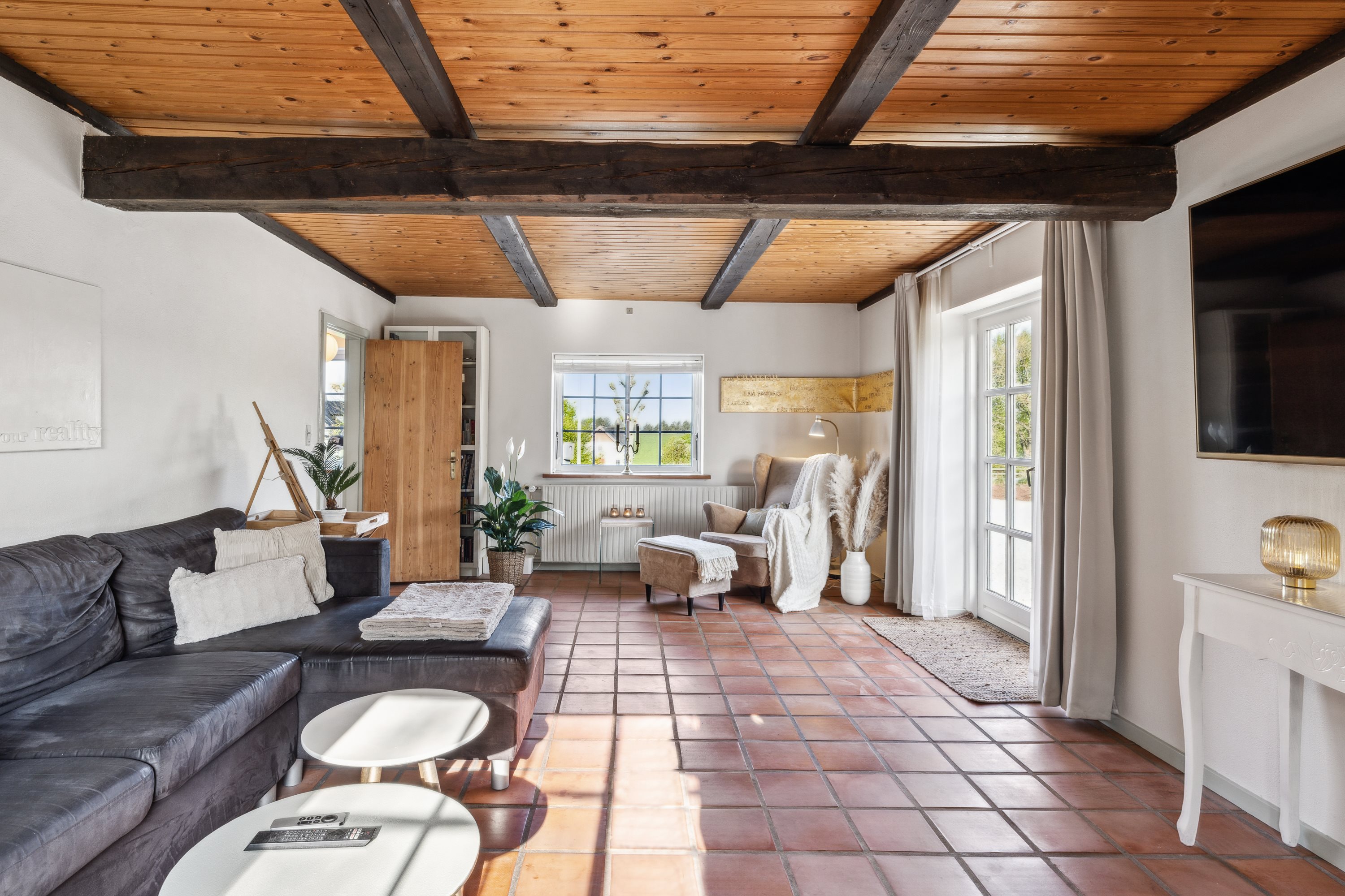 Fremhævet stue billede i fuldskærmstilstand. Billede af Hobro Landevej 131, Nr Vinge, 8830 Tjele