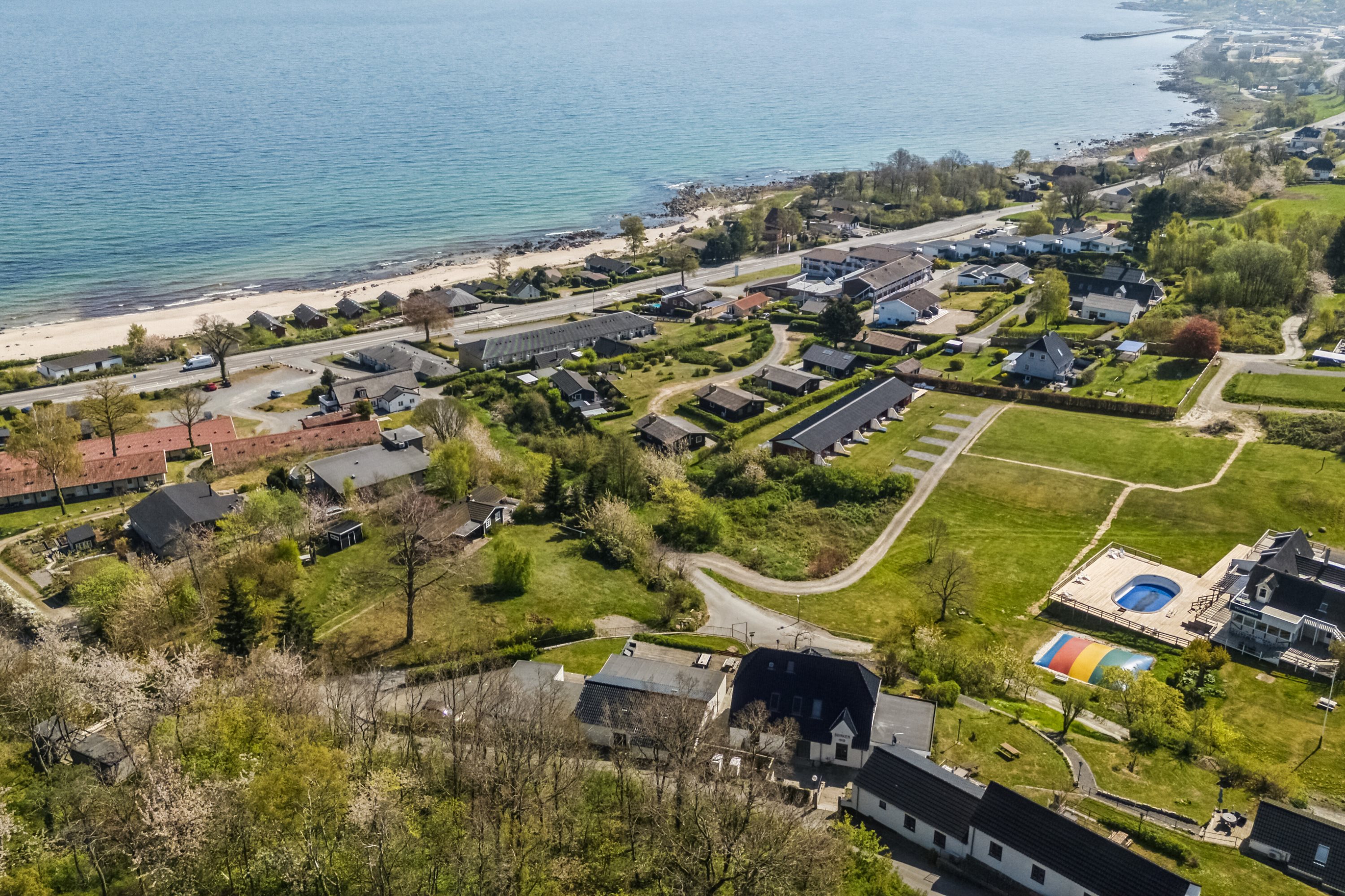 Miniaturebillede 1: luftfoto. Billede af Brinkevej 14C, Sandkås, 3770 Allinge