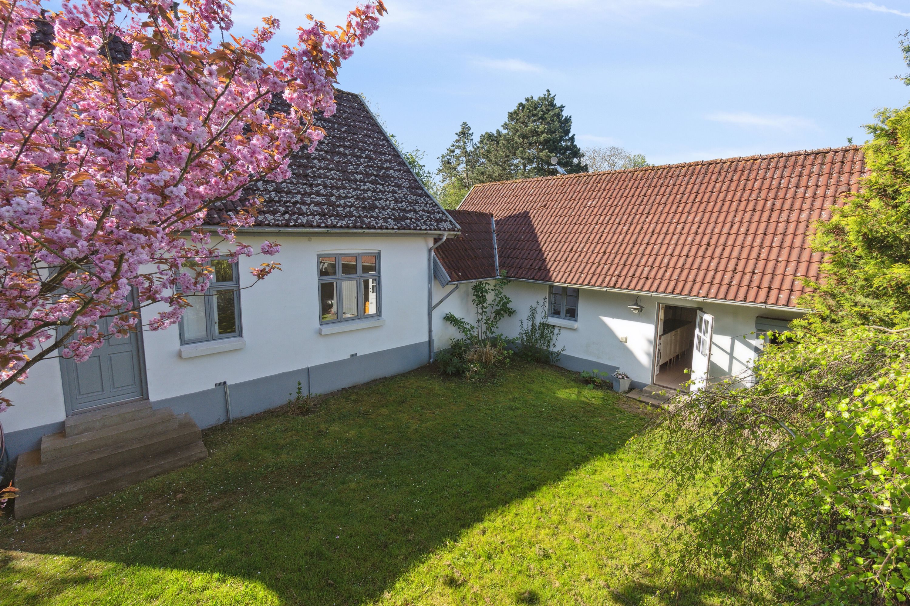 Fremhævet set fra haven billede i fuldskærmstilstand. Billede af Ved Gadekæret 7, Skibinge, 4720 Præstø