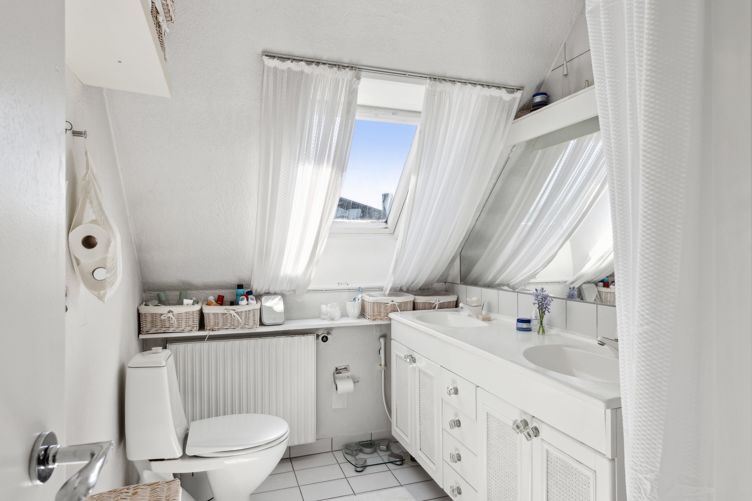 Fremhævet badeværelse billede i fuldskærmstilstand. Billede af Kildebakken 12, 8800 Viborg