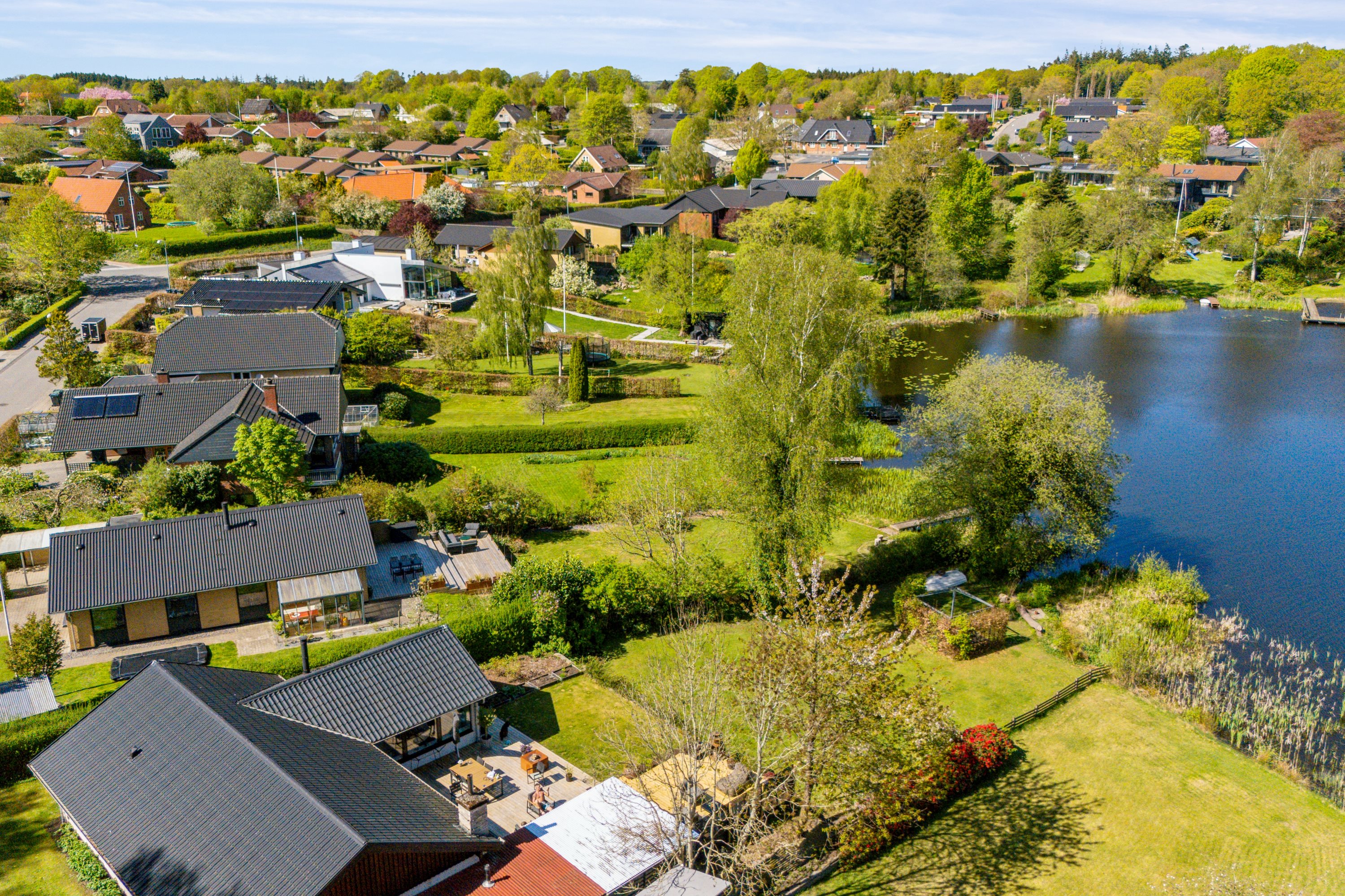 Fremhævet dronefoto billede i fuldskærmstilstand. Billede af Gjessøparken 19, Gjessø, 8600 Silkeborg