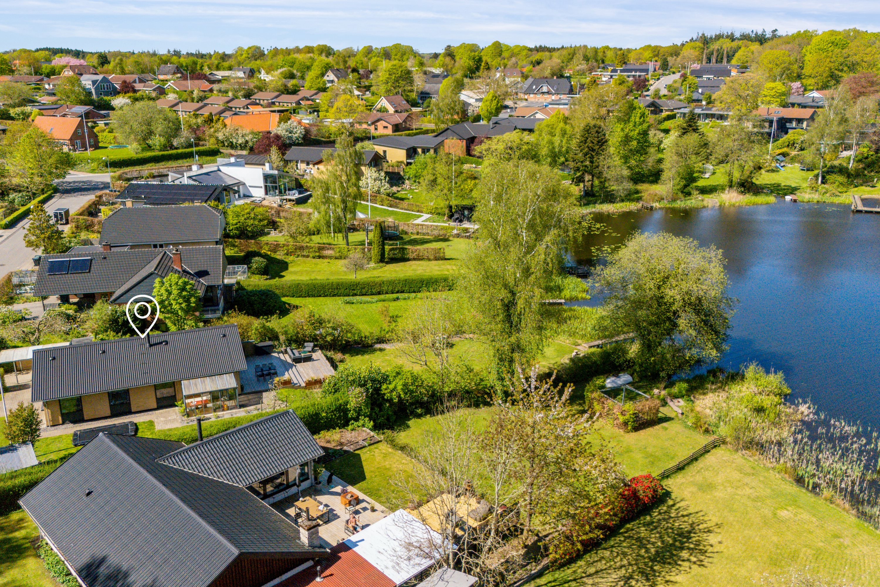 Fremhævet dronefoto billede i fuldskærmstilstand. Billede af Gjessøparken 19, Gjessø, 8600 Silkeborg
