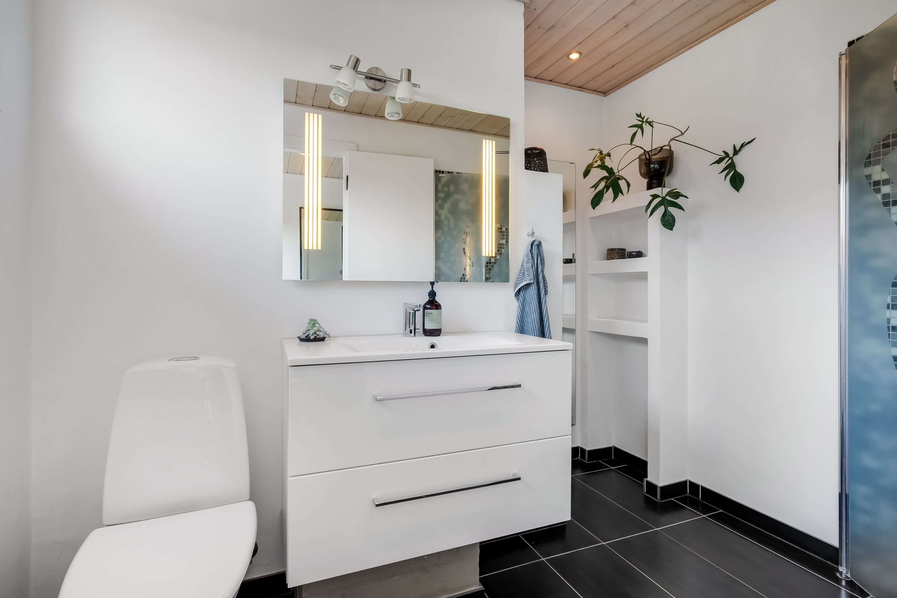 Fremhævet badeværelse billede i fuldskærmstilstand. Billede af Ydunslund 28, 7620 Lemvig