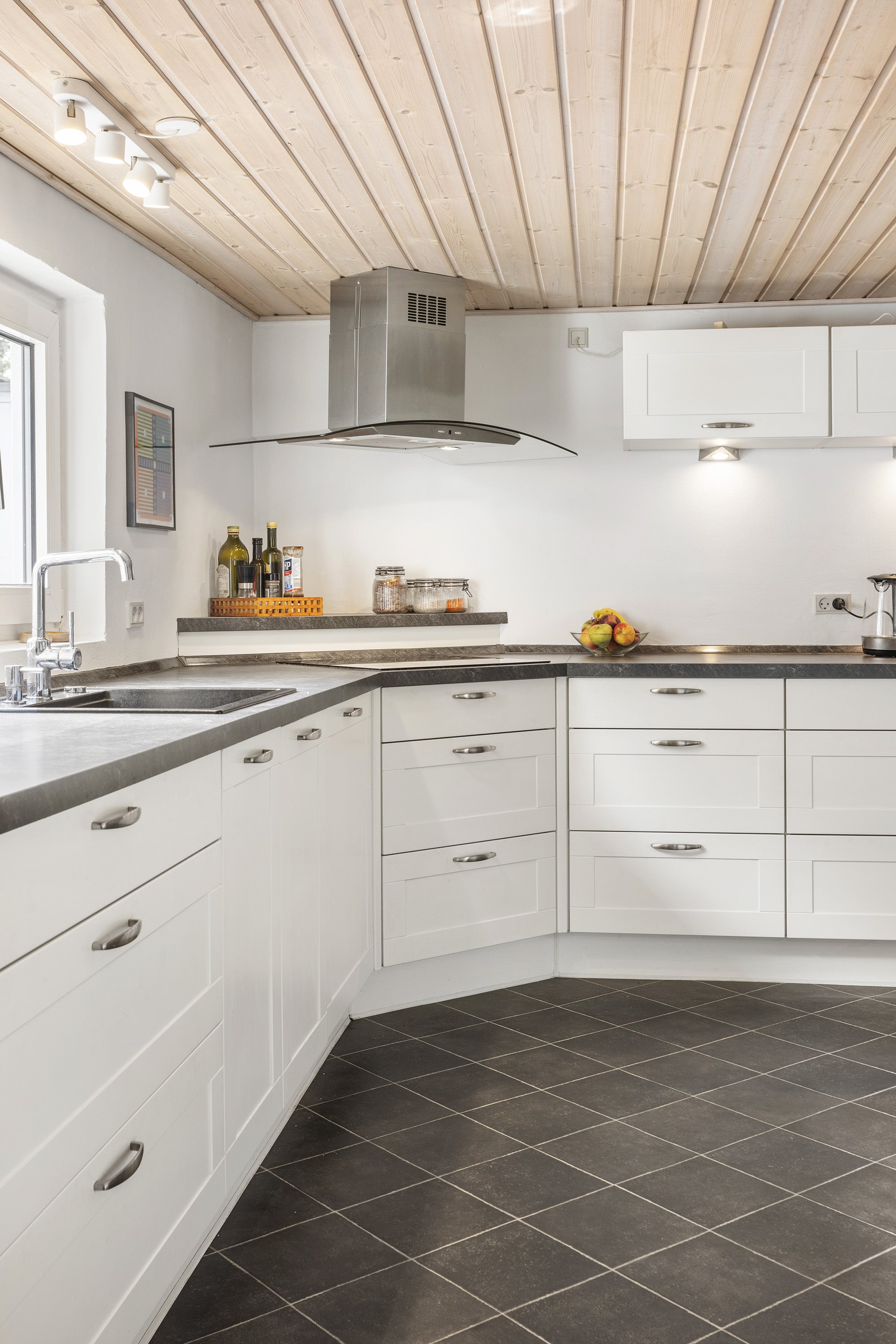 Fremhævet køkken billede i fuldskærmstilstand. Billede af Volstruphedevej 22, 9300 Sæby