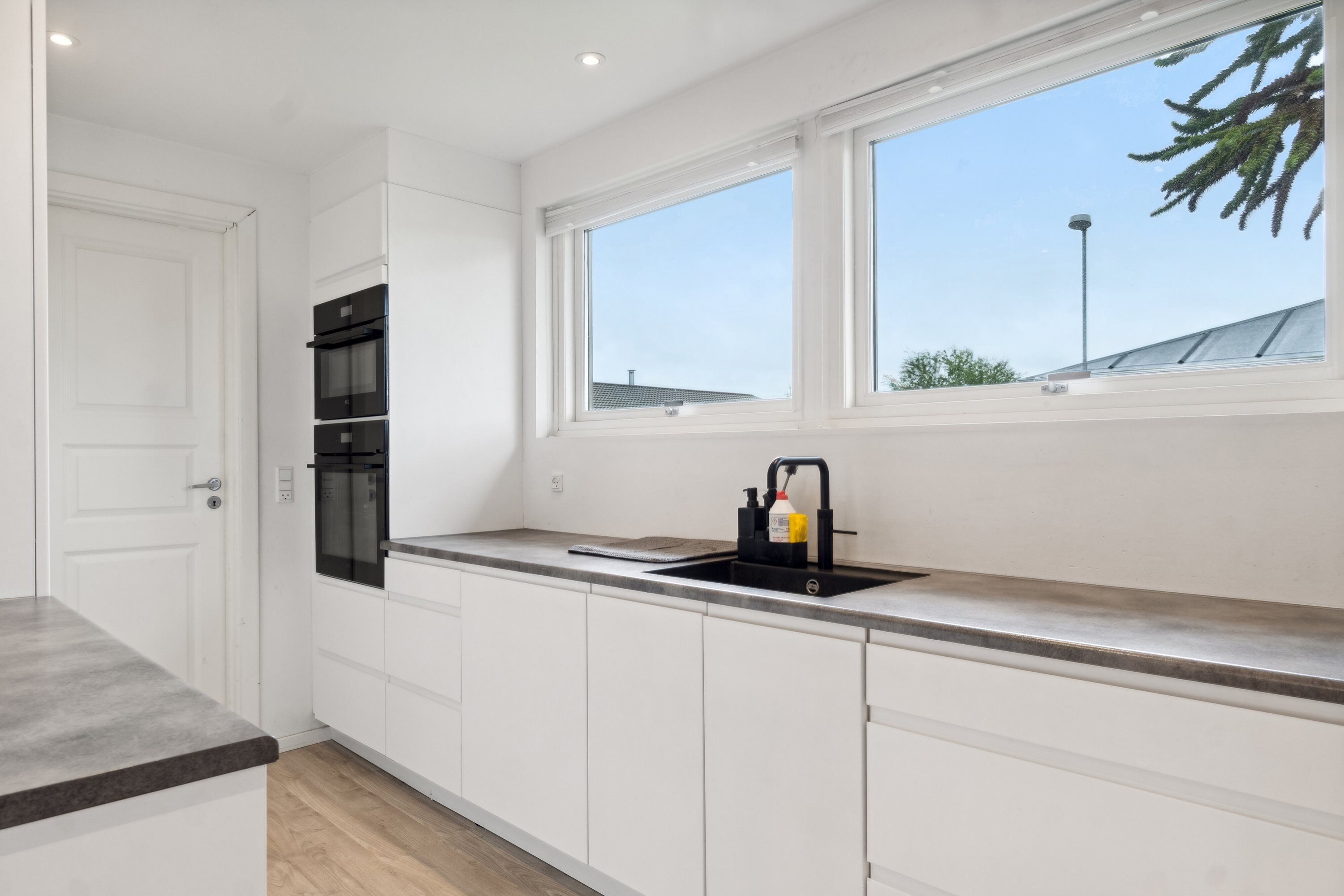 Fremhævet køkken billede i fuldskærmstilstand. Billede af Farøvænget 6, True, 8381 Tilst