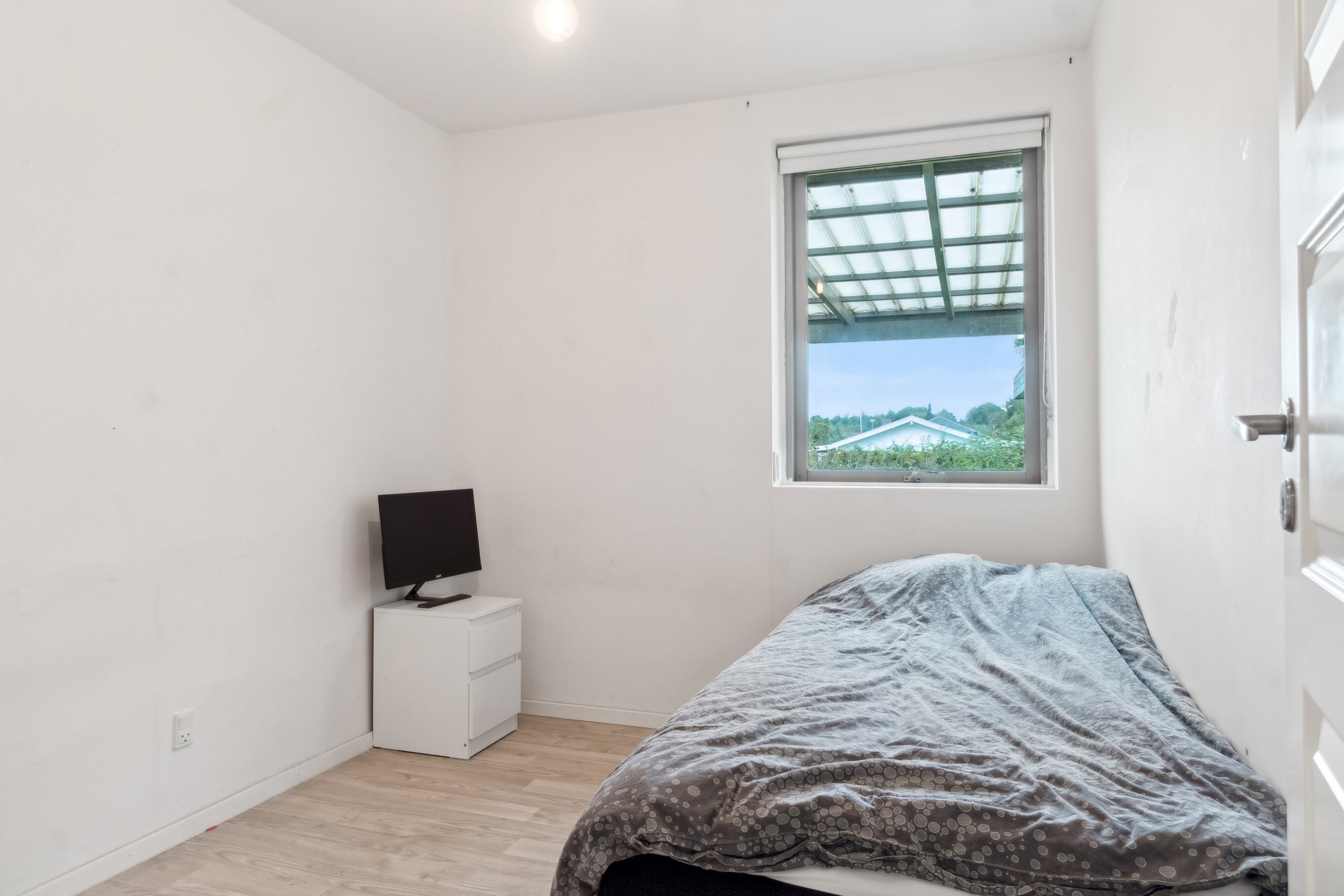 Fremhævet soveværelse billede i fuldskærmstilstand. Billede af Farøvænget 6, True, 8381 Tilst