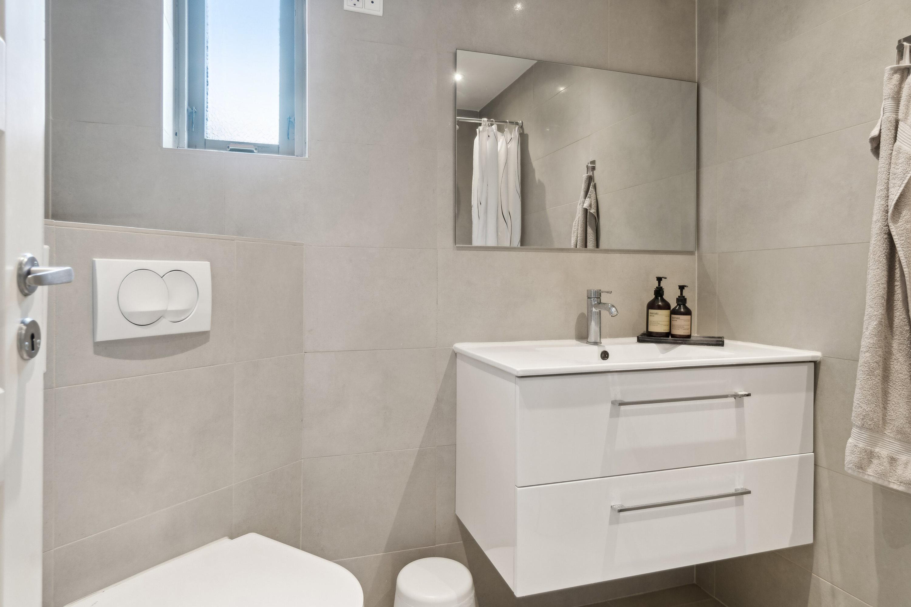 Fremhævet badeværelse billede i fuldskærmstilstand. Billede af Farøvænget 6, True, 8381 Tilst