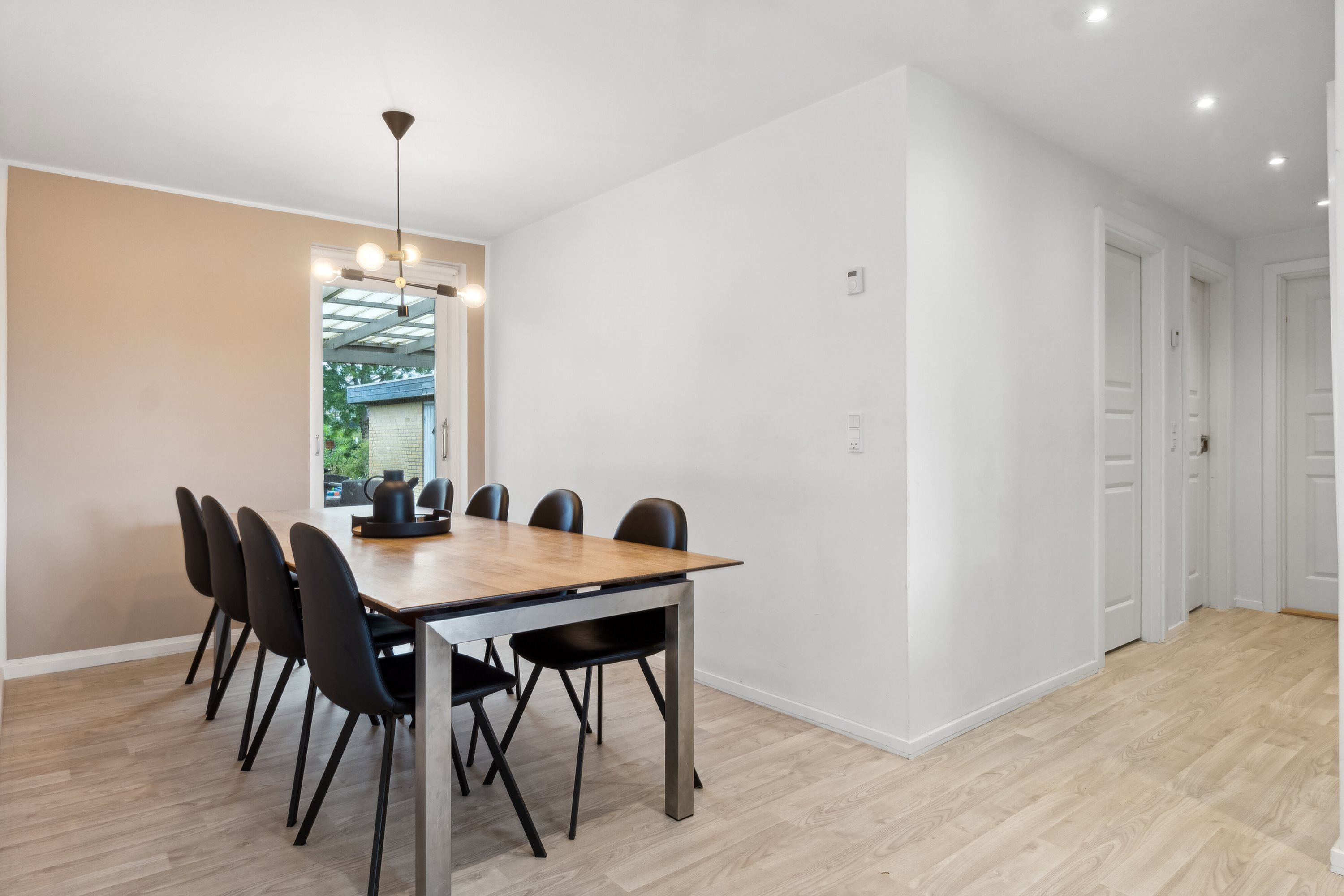 Fremhævet spiseplads billede i fuldskærmstilstand. Billede af Farøvænget 6, True, 8381 Tilst