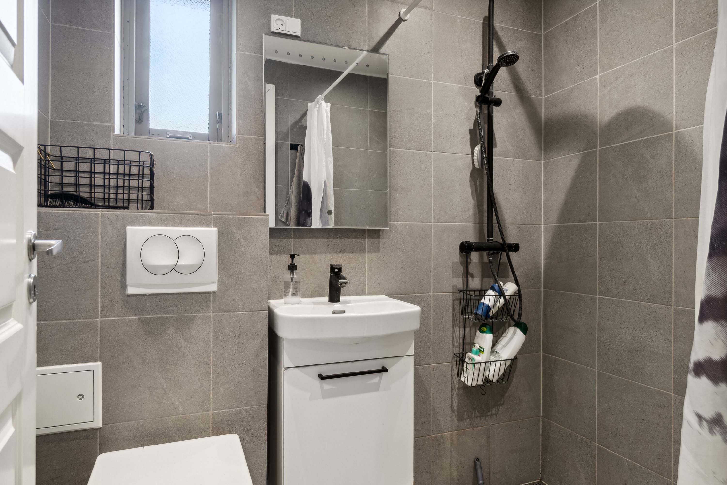 Fremhævet badeværelse billede i fuldskærmstilstand. Billede af Farøvænget 6, True, 8381 Tilst