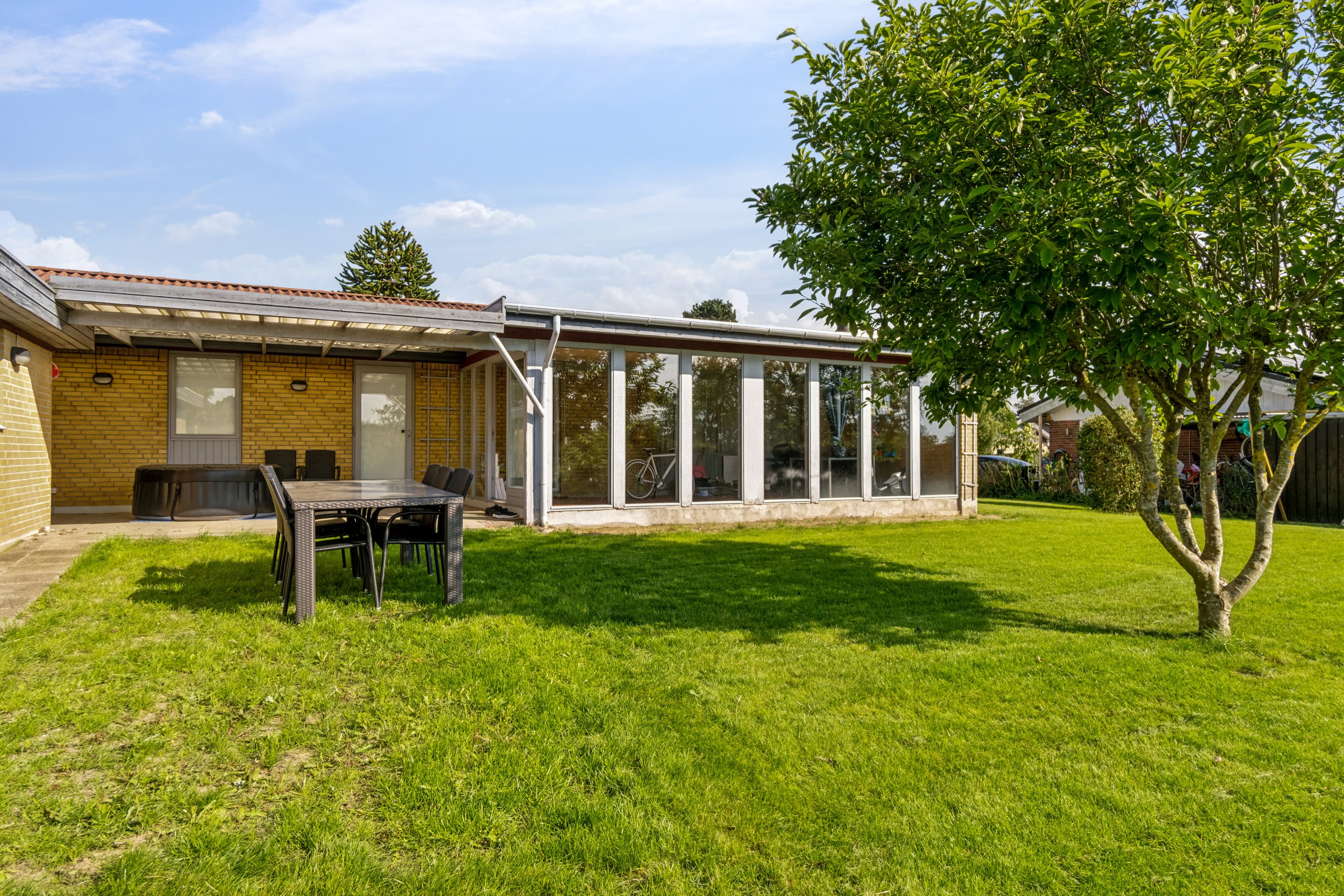 Fremhævet set fra haven billede i fuldskærmstilstand. Billede af Farøvænget 6, True, 8381 Tilst