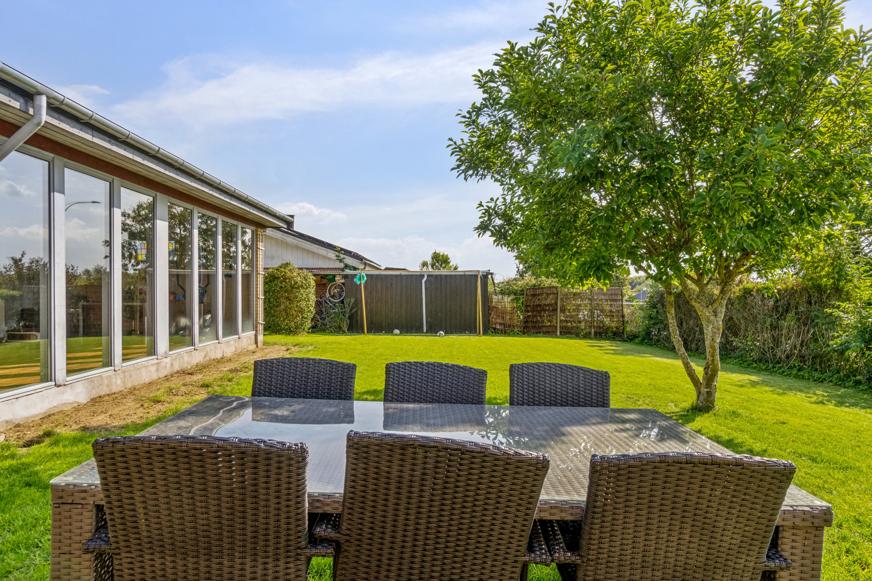 Fremhævet terrasse billede i fuldskærmstilstand. Billede af Farøvænget 6, True, 8381 Tilst