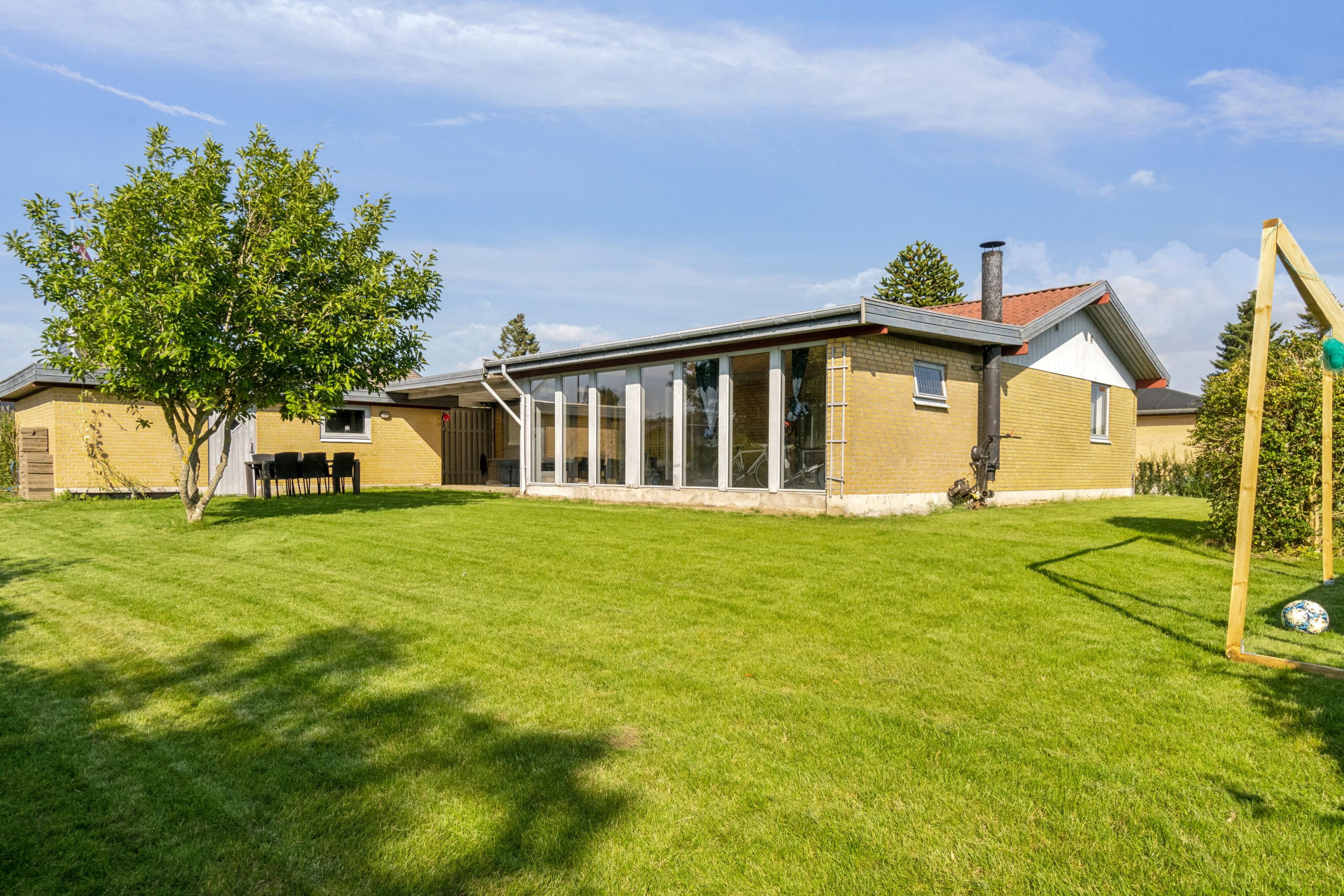 Fremhævet set fra haven billede i fuldskærmstilstand. Billede af Farøvænget 6, True, 8381 Tilst