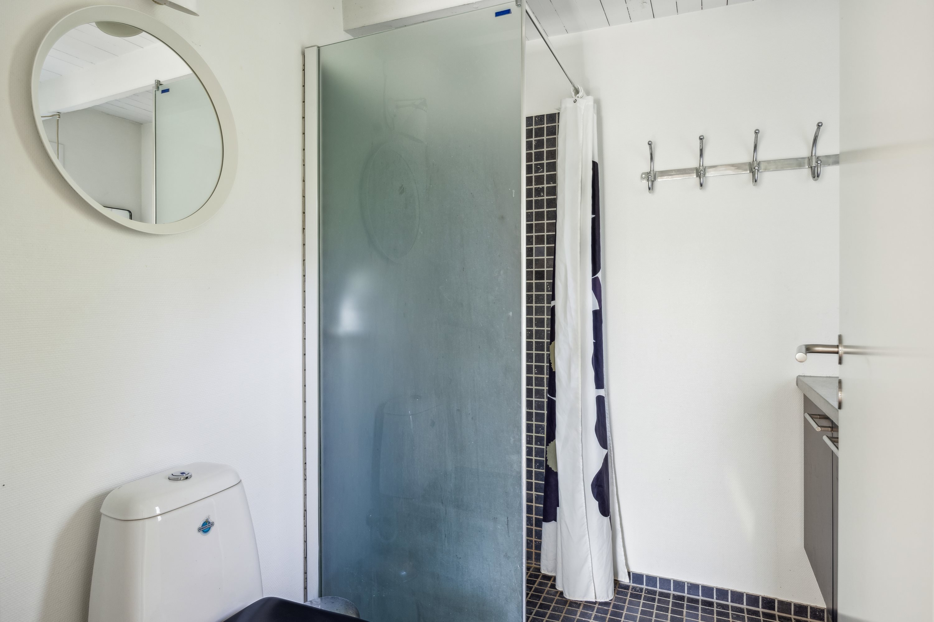 Fremhævet badeværelse billede i fuldskærmstilstand. Billede af Vibevej 6, Lyngsbæk Strand, 8400 Ebeltoft