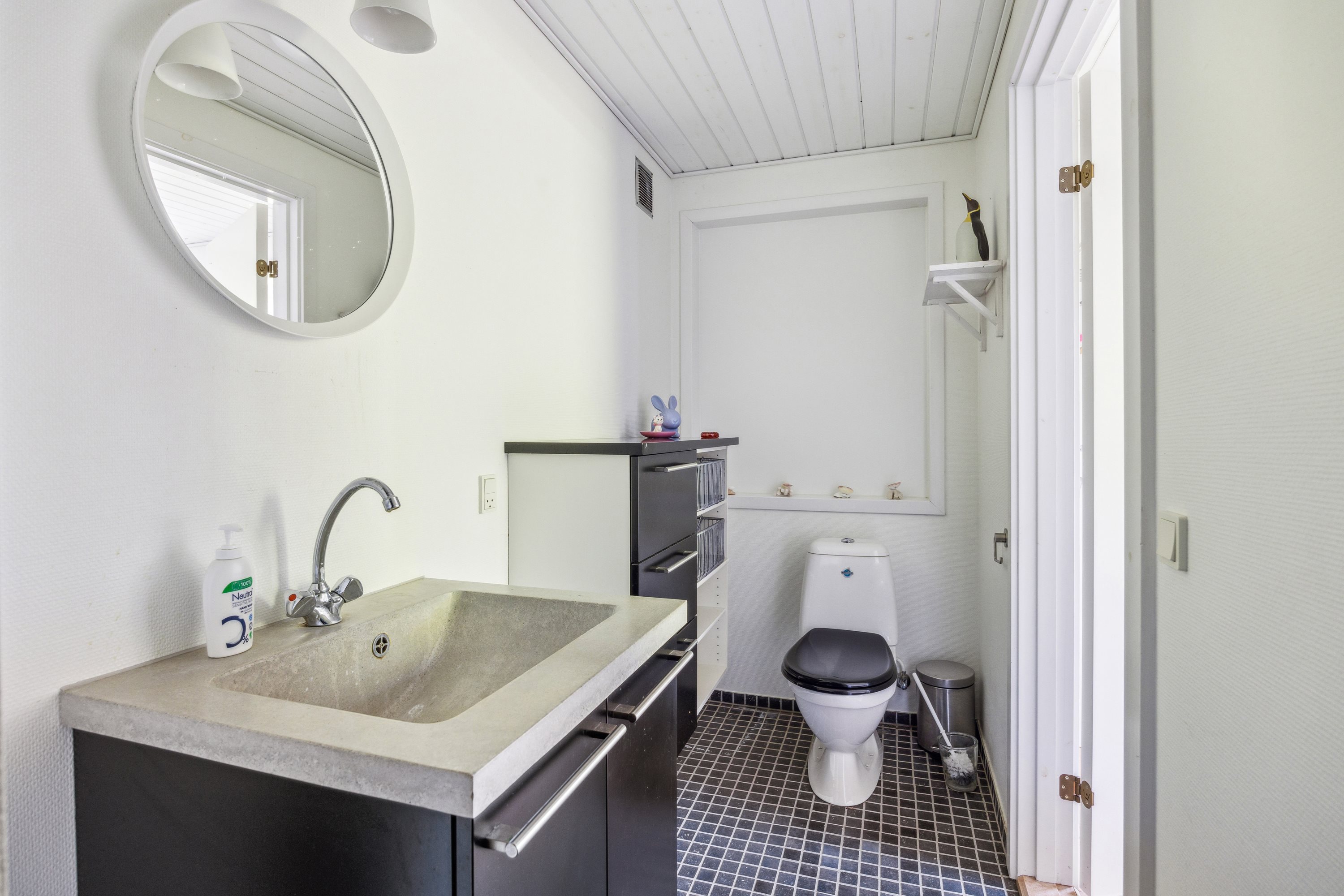 Fremhævet badeværelse billede i fuldskærmstilstand. Billede af Vibevej 6, Lyngsbæk Strand, 8400 Ebeltoft