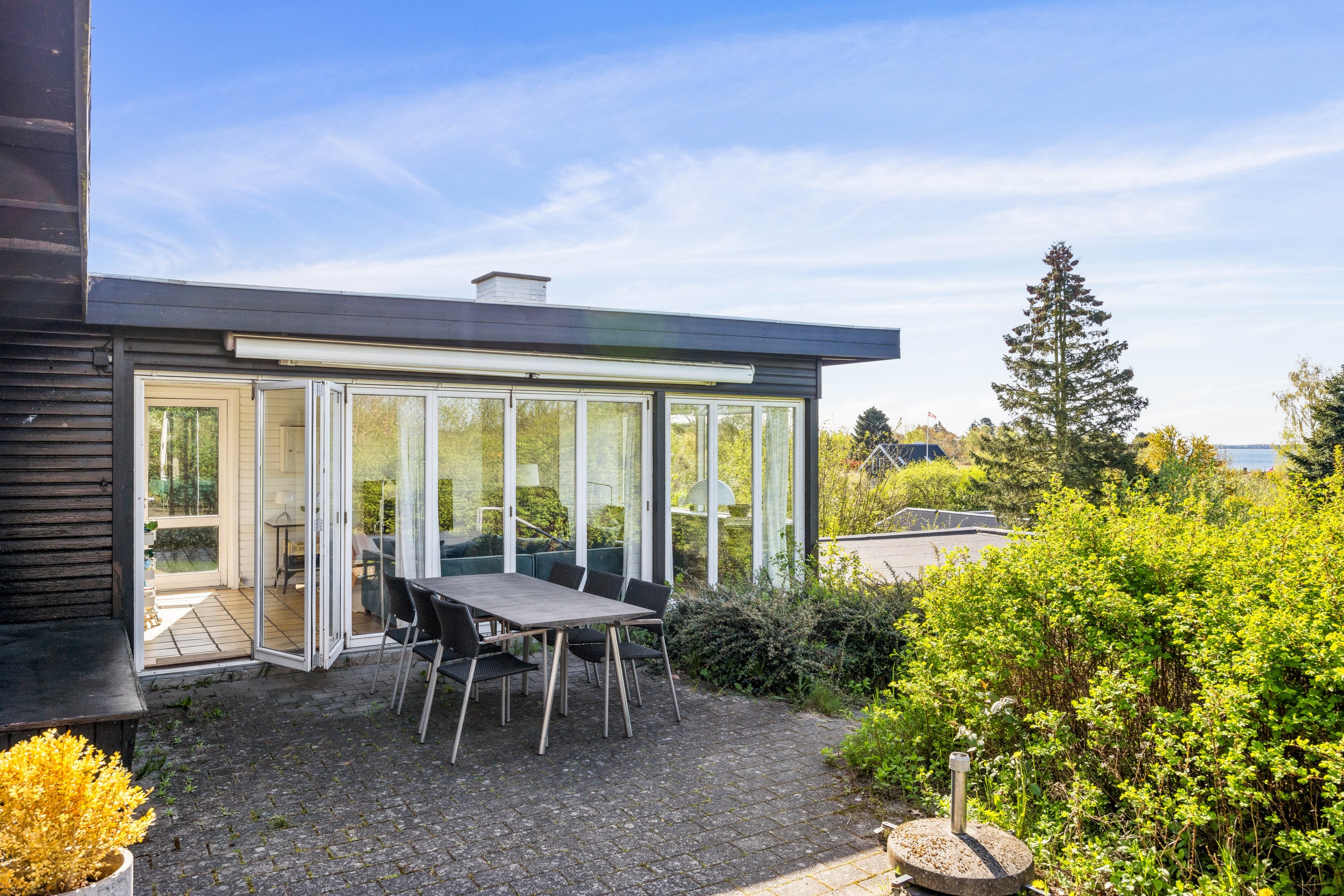 Fremhævet terrasse billede i fuldskærmstilstand. Billede af Vibevej 6, Lyngsbæk Strand, 8400 Ebeltoft