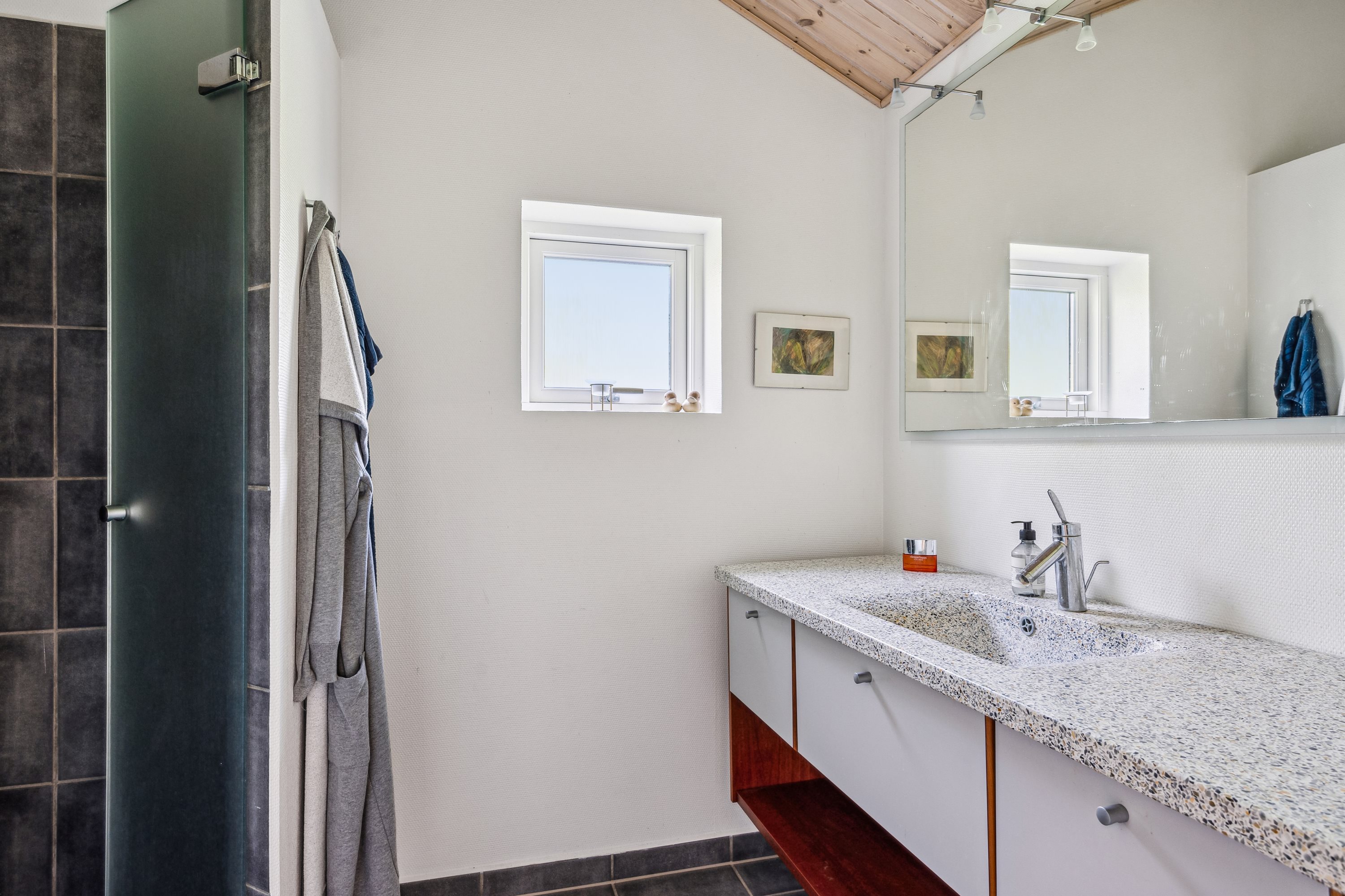 Fremhævet badeværelse billede i fuldskærmstilstand. Billede af Bellevuekrogen 6, Elsegårde Strand, 8400 Ebeltoft