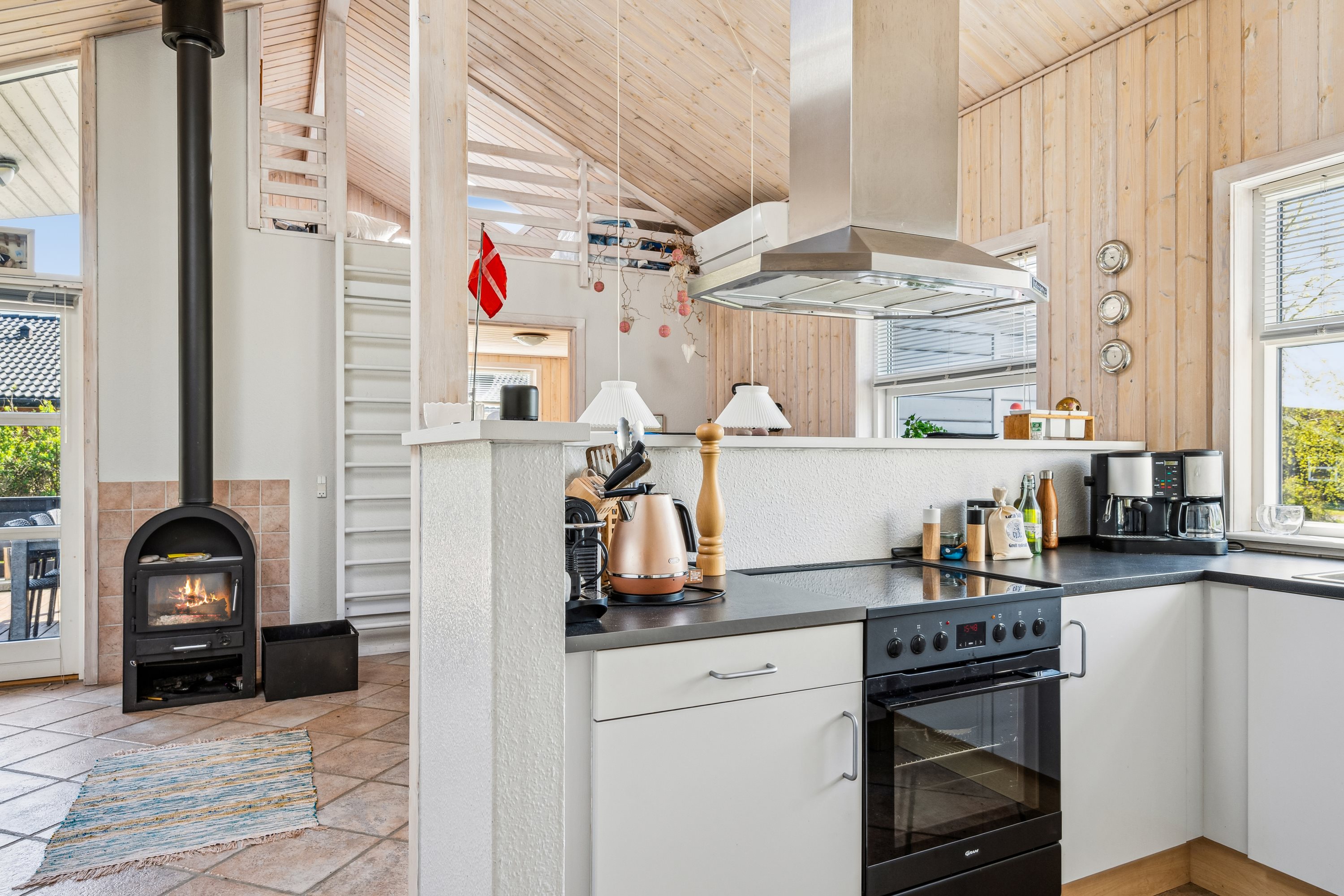 Fremhævet køkken billede i fuldskærmstilstand. Billede af Bellevuekrogen 6, Elsegårde Strand, 8400 Ebeltoft