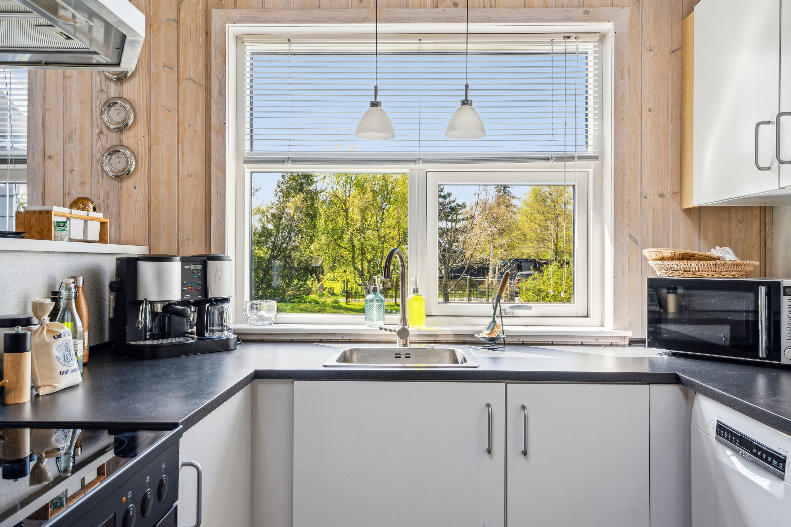 Fremhævet køkken billede i fuldskærmstilstand. Billede af Bellevuekrogen 6, Elsegårde Strand, 8400 Ebeltoft