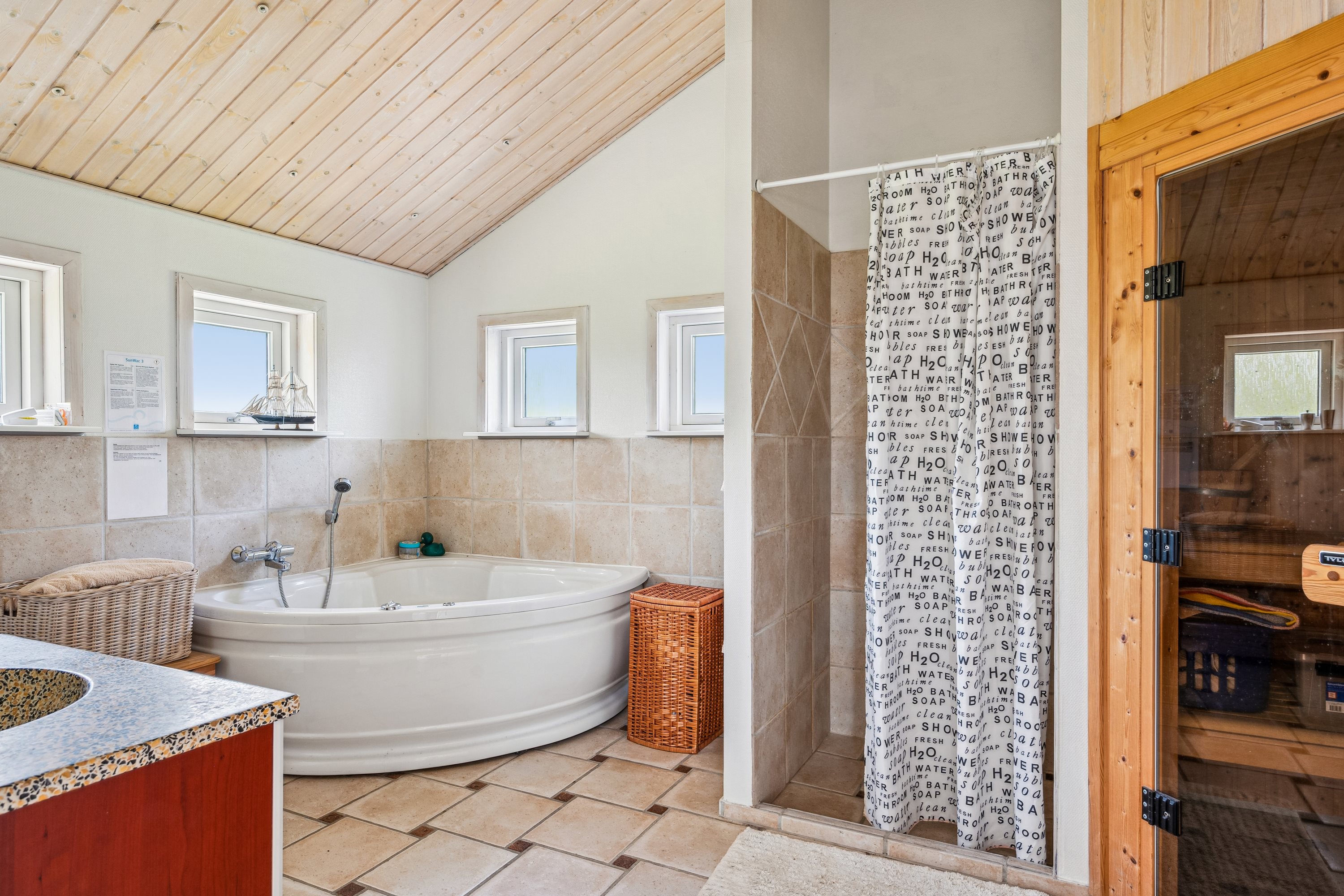 Fremhævet badeværelse billede i fuldskærmstilstand. Billede af Bellevuekrogen 6, Elsegårde Strand, 8400 Ebeltoft